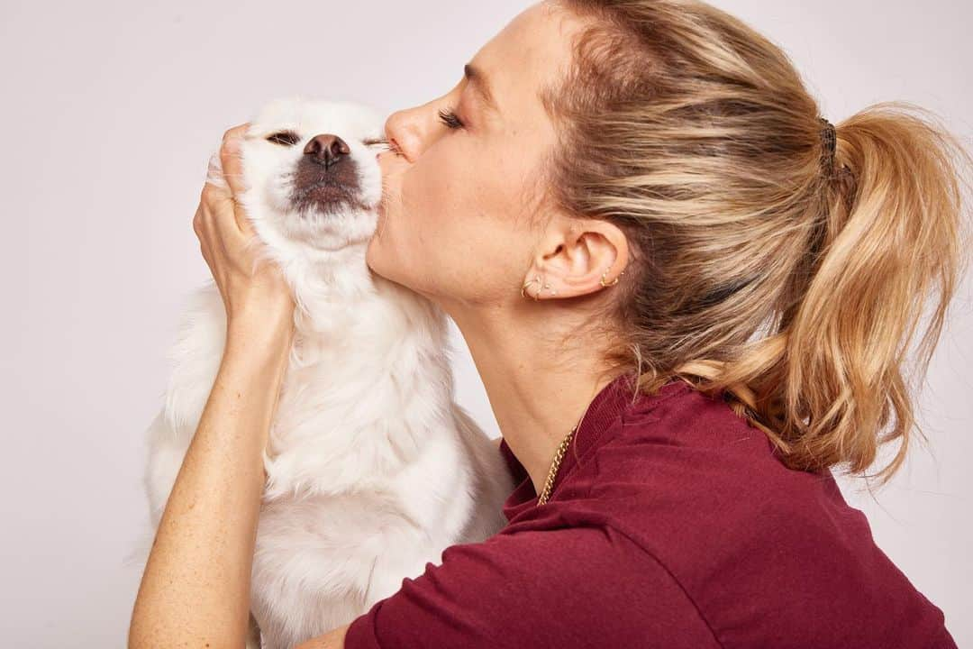 イリザ・シュレシンガーのインスタグラム：「Heard it’s international self care day. This is how I self care…. by always posting multiple photos of Tian Fu… and never ever missing a kiss   📸: @jenrosenstein   #selfcareday #internationalselfcareday」