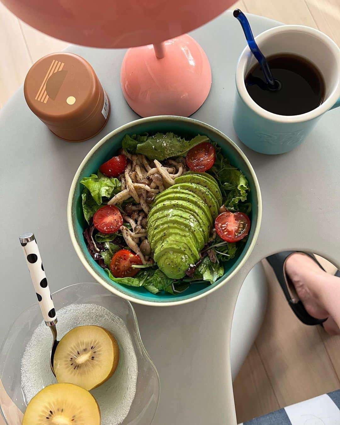 ほたるのインスタグラム：「・ ・ おはぴよ🐣☀️  朝ごはんは野菜を食べるように心がけています🥗  ベビーリーフ サニーレタス しめじをほりにしで炒めたやつ たまねぎ トマト マッシュルーム サラダチキン にんじんラペ アボカド  大体ここらへんをいれて  白ワインビネガー またいちの塩 オリーブオイル ブラックペッパー  で食べてます🌞美味しくてずっとこれ  お腹に余裕がある日は 白ごはん、納豆、もずく、味噌汁、キムチ、だし巻き卵あたりを昼に食べたり、朝一緒に食べたり。  フルーツは超栄養がたっぷりなキウイを食べます🥝まじでキウイは身体に良いことしかないから絶対食べような(元ゼスプリガール👩🏻‍🍳)  あとは、 @jaimdangjp の空美茶と @lypo_c_official を飲んでます。 空美茶はほんのり甘くて美味しい。浮腫みをとってくれるデトックス茶です🍵 リポソームビタミンは味が独特すぎるけどもう慣れた✌️笑  外食をすることが結構多いのでこんな感じで調整できるように頑張っています✊🏻」