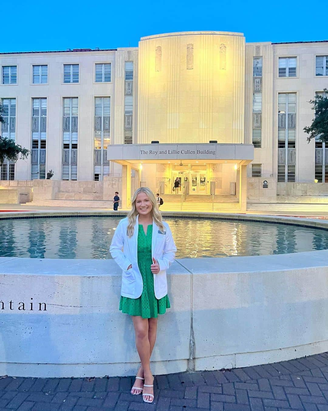 マディソン・コシャンさんのインスタグラム写真 - (マディソン・コシャンInstagram)「what an honor to receive this white coat🥼 a long 13 months with more than 100 exams, lots of caffeine, a few tears and sleepless nights..but we made it. would not be here without the love & support from my family, friends, classmates, mentors, and BCM faculty. i’m so excited to start clinical year & serve my patients to my best ability. but first, the long awaited month of vacation!!」7月25日 7時23分 - madison_kocian