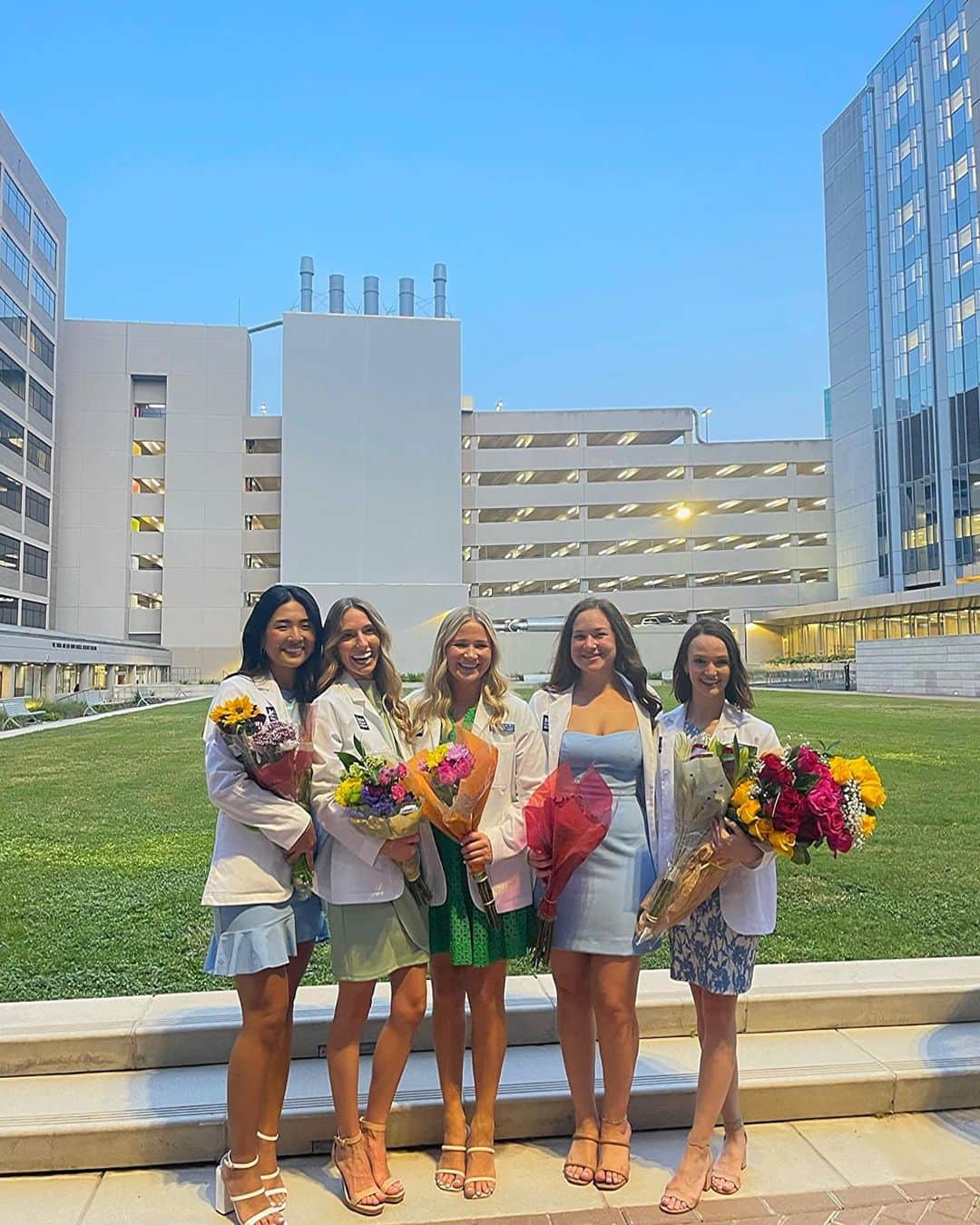マディソン・コシャンさんのインスタグラム写真 - (マディソン・コシャンInstagram)「what an honor to receive this white coat🥼 a long 13 months with more than 100 exams, lots of caffeine, a few tears and sleepless nights..but we made it. would not be here without the love & support from my family, friends, classmates, mentors, and BCM faculty. i’m so excited to start clinical year & serve my patients to my best ability. but first, the long awaited month of vacation!!」7月25日 7時23分 - madison_kocian