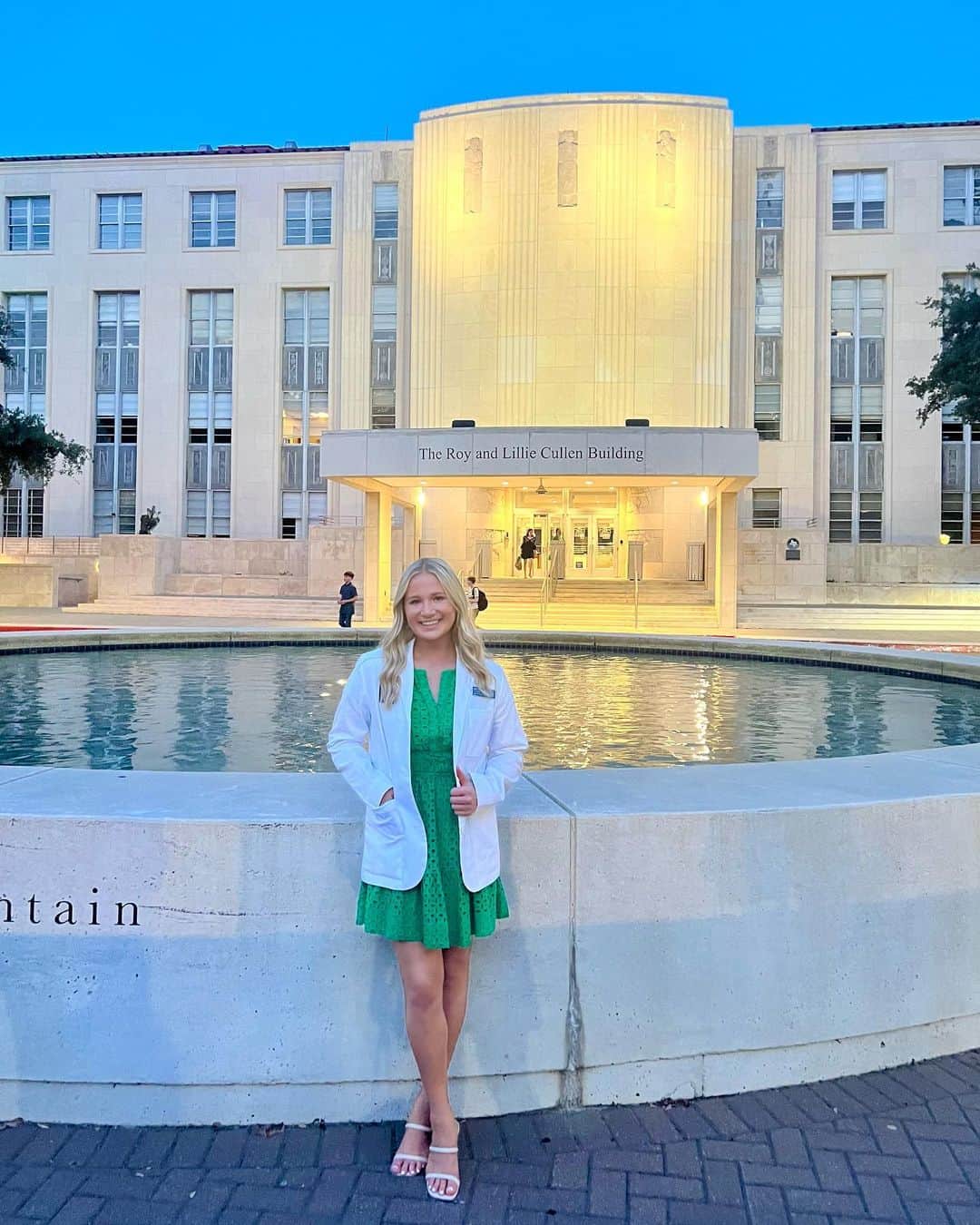 マディソン・コシャンのインスタグラム：「what an honor to receive this white coat🥼 a long 13 months with more than 100 exams, lots of caffeine, a few tears and sleepless nights..but we made it. would not be here without the love & support from my family, friends, classmates, mentors, and BCM faculty. i’m so excited to start clinical year & serve my patients to my best ability. but first, the long awaited month of vacation!!」