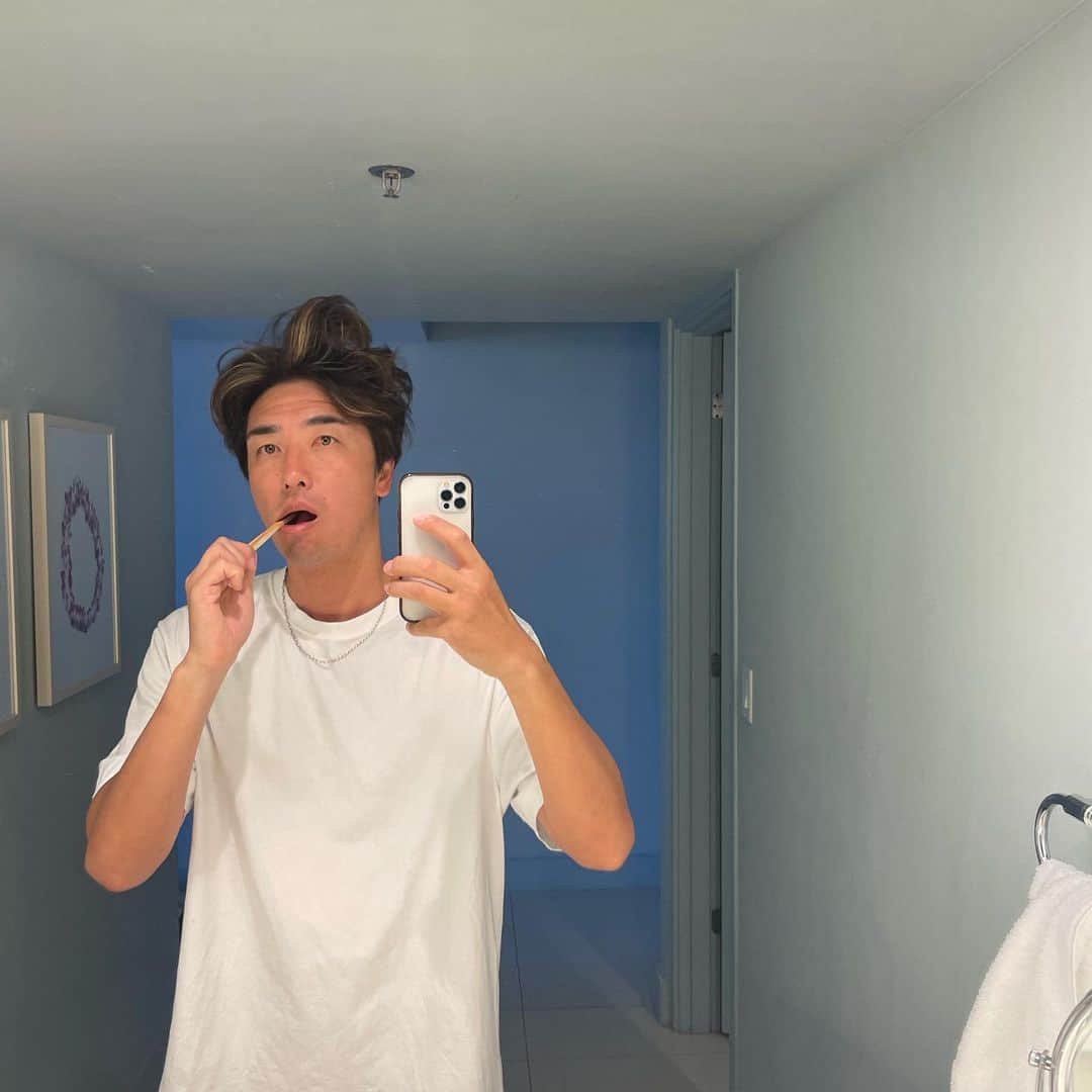 のインスタグラム：「ALOHA🤙🏽 寝癖選手権27位ぐらい？ シャワー代わりに海はいりいくよっ🏄🏽🌴 この歯ぶらしサスティナブルなんだ🪵 #サスティナブル」