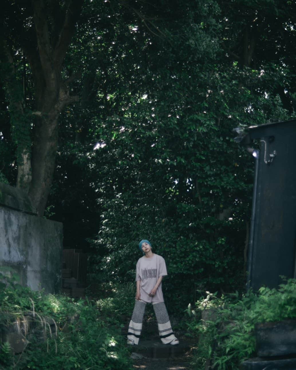 森彩乃のインスタグラム：「最近の私。日々の過ごし方、心の持ち方について試行錯誤している。  3週間おき計4回の抗がん剤、EC療法の点滴を終えて、次は薬が変わる。私の乳がんHER2陽性タイプに効果的であろう治療がもうすぐスタートする。あぁ、早く始めたい。  薬が効いているのか、効いていないのか、定期的な検査はやはり緊張する。緊張したところで結果は変わらないんだから、って分かっててもこればっかりは仕方ない。経験者はみんなきっとこの不安や恐怖を通ってきたんだろう。いちいち一喜一憂しすぎたくないから、いろんな可能性を事前に頭において冷静でいようとする自分がいて、でもその奥にほんとはかなり不安に思っている自分がいて、その自分を「そりゃあ怖いよね、よしよし」ってしてる自分がいて。  4回目のEC療法の副作用が今までよりかなり長くて、色々とやりたいことがあるのに身体が本調子じゃないことがもどかしく、でも今は焦らずゆっくりする時なんだ、と言い聞かせながらも暇に疲れて、家でなんかごそごそと動き回っては、でもやっぱしんどくてソファーにごろんとしてひたすら本を読んだり、文字に疲れたらアニメを観てみたり、あらゆるインプットに疲れて軽いヨガや瞑想をしてみたり。つらすぎて何も出来ないほどじゃないから、それなら曲を作ればいいじゃないと思うのだが、やはり身体が本調子じゃないとなかなかその気力も沸かないもんだな。作りたいって気持ちはあるのに、気力が沸かない。そんな今の心をどのように扱えばよいのか。  そんなことを話していたら、「今、やりたいことできなくて、何かしていないと自分に罪悪感とか、もどかしいって思うかもしれないけど、そもそも病気に向き合って治療をしているんだから、何もしてないなんてことない、それでいいんだと思う」と言われ、あぁ、そっか！となった。まだまだここから長い。当たり前に感情の波があるだろうけど、できるだけやわらかく過ごしたい。休む時は休む、体調良いときはやりたいことやって。心と身体、やわらかく。(ちなみに身体かたすぎるし、たぶん性格も影響して日々バキバキに凝り固まった身体で生きてきたから、毎日ヨガなりストレッチなりしようと思う、ルーティンが恐ろしく苦手だが)  長々と書いたが、治療が始まってから会った人たちは分かってくれると思うけど、私、基本的にはかなり元気です✌︎✌︎✌︎」