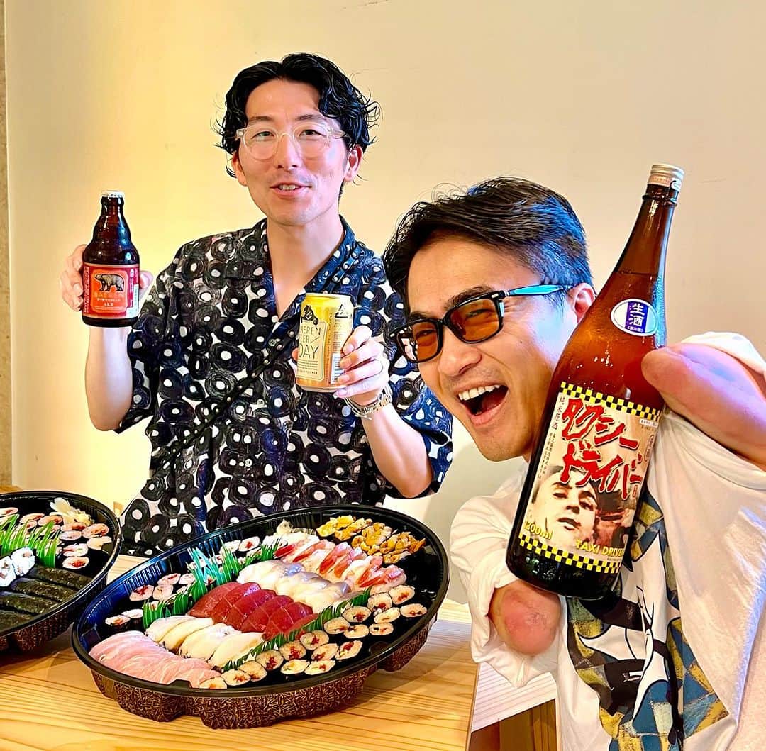 乙武洋匡さんのインスタグラム写真 - (乙武洋匡Instagram)「いまから5年前に #ヘラルボニー を創業した松田文登・崇弥さんは、双子の兄弟。  この5年間、東京を拠点とする崇弥さんとは自宅でワインを飲むくらいの仲になったけど、盛岡を拠点とする文登さんとは先月のランチがようやく初めまして。  というわけで、今回の #盛岡旅行 では、たっくさん遊んでもらいました。  そして、あらためて５周年おめでとうございます🥳🎉  #HERALBONY #松田文登 #盛岡 #盛岡市」7月25日 7時45分 - ototake_official