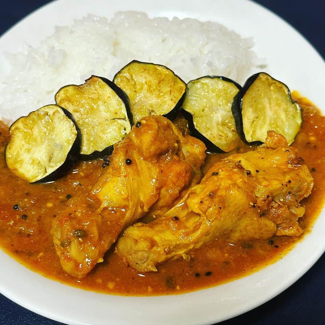 のインスタグラム：「イチロー選手は朝カレーを食べるそうですがジローもそうしました。 昨日作ったスパイスカレー。一晩寝かせて朝に。美味い。 娘(10才)が「何このいい匂い？」とリビングに入ってきてスパイスカレーを見せると「食べたい」 辛いから無理だよと言っても「食べてみたい」 ひと口味見させたら辛くて食べれませんでした。  #curry #カレー #スパイスカレー」