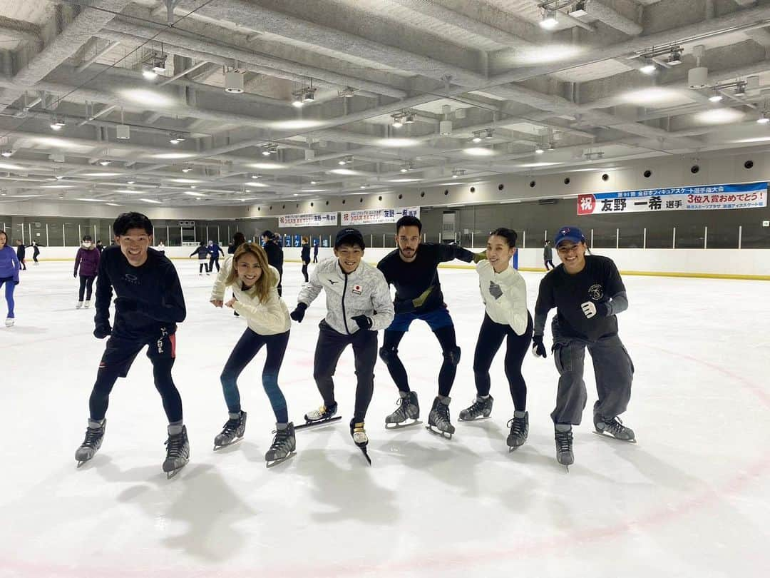 渡邊啓太のインスタグラム：「⛸️×🍋  ———  スケート体験会🍋 @lululemon  ——— 先日lululemon大阪ルクアスタッフの人たちに スケート体験してもらいました!!  みんなめちゃ上手でびっくり。 やっぱりsweatしてるだけある😆  スケートはヒップアップにも良いと思う👍  —— そして今回改めて思いました。  このブランドのカルチャーを持つ ストアの皆さんは最強です☀️  試合・練習も見に来てくれたり こうやって実際に体験してくれたり コミュニティを大切にしながら成長させてくれる。  だから僕は 当たり前+αで突き進みます💨  いつもありがとう🕊️  —— #lululemon #lululemonambassador #ルルレモン #ルルレモンアンバサダー #一日一汗 #sweat #sweatlife #ショートトラック #スケート #大阪ルクア #大阪 #アスリート #オリンピアン #顔晴ろう」