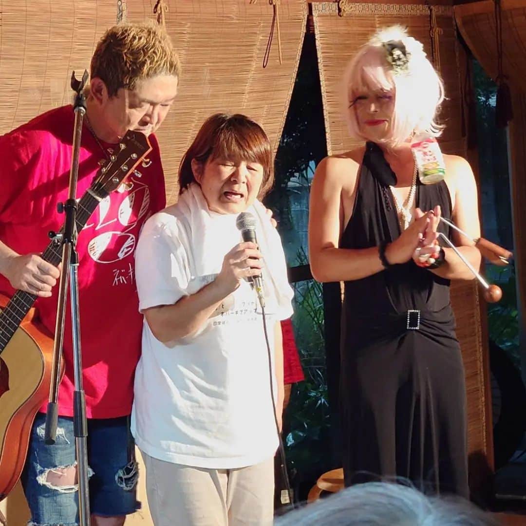 松本隆博のインスタグラム：「。⁡ ⁡松本隆博16周年を、ありがとう。⁡ ⁡居心地良き 古民家藤乃里にて⁡ ⁡祝えたこと、実現したかった、⁡ ⁡僕の心のふるさと京都南丹市から⁡ ⁡五美ひろえ を招いて、そして⁡ 南丹アニキ夫婦も来てくれて、⁡ ⁡そして応援団も、そして、⁡ ⁡「愛媛のこどもたちを元気にする⁡ ⁡会 ネバーギブアップ」のメンバーも⁡ お手伝いに来てくれて、、そしてそして⁡ ⁡いつも来てくれるファンの皆さんや⁡ ⁡⁡久しぶりに来てくれた皆さんや⁡ ⁡初めて来てくださった皆さんに⁡ ⁡囲まれて、こんな素晴らしい周年を⁡ ⁡祝ってくれた事に感謝感謝感謝です。⁡ ⁡お陰様で完全燃焼できた3日間、、、⁡ ⁡昨日は久々休息でした心地よく⁡ ⁡、、眠らせてもらいました‪(´•ᴗ• ก )‬՞ ՞⁡ ⁡⁡ ⁡これからも宜しくお願い申上げます。⁡ ⁡⁡ ⁡早々17周年に向けて活動する⁡ ⁡還暦少年 松本隆博⁡ ⁡より⁡ ⁡⁡ ⁡今日は大分県に参ります(^-^)⁡ ⁡FM大分のradiko番組⁡ ⁡「松本隆博の ngラジオ」も⁡ ⁡よろしくね🙏😊⁡ ⁡(毎週金曜20:30～放送)⁡ ⁡⁡ ⁡笑顔 素直 感謝」