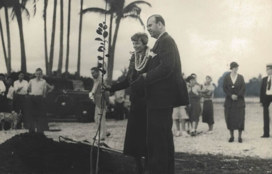 ハワイアン航空さんのインスタグラム写真 - (ハワイアン航空Instagram)「Did you know: Days before Amelia Earhart achieved her second milestone of flying solo from O‘ahu to Oakland in 1935, she accompanied Inter-Island Airways (our former airline name) and co-piloted a flight from Honolulu to Hilo aboard our Sikorsky S-38.✈️ Read more at the link in our bio.   #NationalAmeliaEarhartDay #AmeliaEarhart #HawaiianAirlines #Aviation #WomenInAviation #WahineInAviation」7月25日 8時04分 - hawaiianairlines