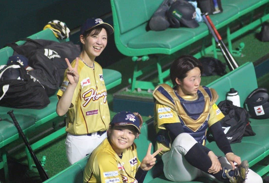 上杉あずささんのインスタグラム写真 - (上杉あずさInstagram)「. . ハニーズ投手陣⚾️🌼 みんな違ってみんな良い🙆‍♀️ それぞれ持ち味や魅力があって、それぞれに尊敬するところと羨ましいところがあります😉🌺  時には、「私には魅力も能力も経験もないやん🤦🏼‍♀️」と落ち込んでしまうこともあったけど😂（定期） 今では、みんなのことをたくさん見ている分、私は自分にしか描けない投手像を描こうと思えるようになった気がします🖼🎨  羨望や劣等感を感じたからこそ、自分らしさの追究に繋がってる気がします😊🫶だから、その経験も良かった◎ 今度は模索＆研究し過ぎて迷子にならないように気をつけます(笑)  みんなナイスピッチング‼️ 全員歳下だけど、全員野球歴は大先輩😆それぞれのいい所を見て学んで聞いて話して、、、私も追いつけ追い越せ精神で自分を磨き続けます✨✨  #女子野球 #九州ハニーズ #野球女子 #女子硬式野球 #クラブチーム #ピッチャー陣 #バッテリー #ピッチャー #ピッチャートレーニング #おにちゃんとの写真がなかった #ゆかさん最強キャッチャー」7月25日 7時57分 - azumacks