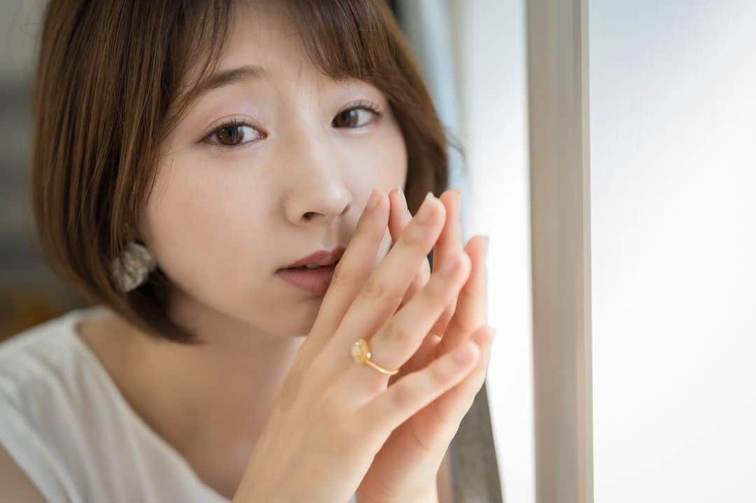 北川りなさんのインスタグラム写真 - (北川りなInstagram)「. 久々のポートレート写真  さりげなく優しい色見のマザーオブパールとオパールの遊色が美しくて💍  白のシンプルなワンピースともよく合う🤍  #Motherofpearlring#ポートレート#被写体#撮影会#accessory#ring#model#ポートレートモデル」7月25日 8時00分 - ri.s215.na