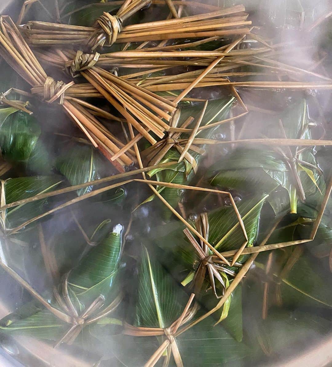 後藤しおりさんのインスタグラム写真 - (後藤しおりInstagram)「今日のケータリング用に。伏見の農家さんの新羽二重と、山形小国の採りたての笹の葉で仕込んだちまき。大きな寸胴鍋いっぱいに仕込んでいます。笹の良い香りが贅沢。昔からハレの日は餅米を炊いてきました。」7月25日 8時08分 - shiorigoto_tou