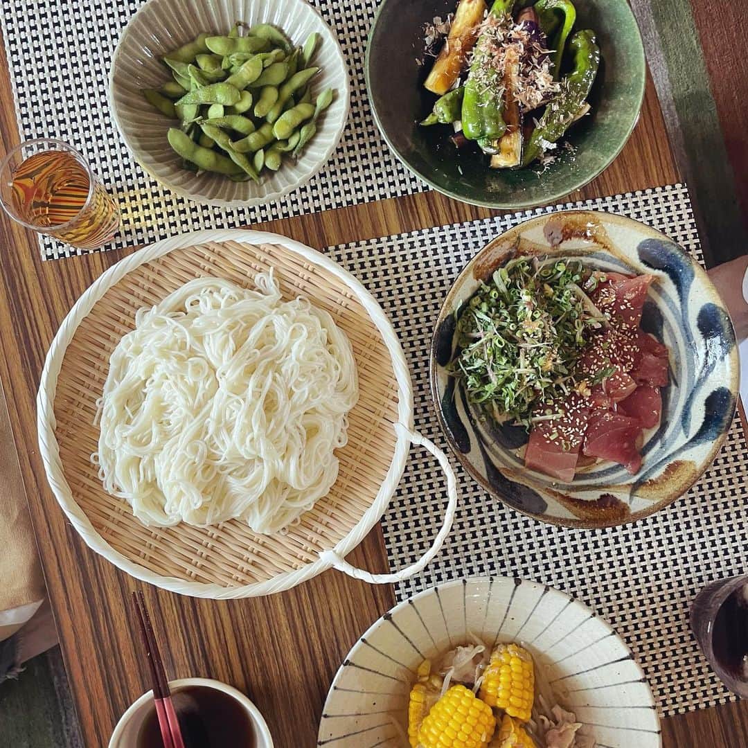 入山法子さんのインスタグラム写真 - (入山法子Instagram)「朝ごはんとか晩ごはんとか。  ❶あさりが食べたくて。ツナチェック。 ❷スタイリストみきてぃさんからいただいたレモンのオリーブオイルとても美味しい！！お肉にも、サラダにも、冷奴にも！🍋🕊️✨ ❸ジャスミン茶で煮たバクテー、のようなもの。 ❹玉村豊男さんがサラダの味付けは油3:酢1に塩、と仰っていたので、我が家ではオリーブオイルにバルサミコ酢か黒酢。に、塩。ときどきごま。 ❺肉じゃが。 ❻母が東京に遊びに来ていました。ごはんのリクエストを聞くと大体「麺！」と返ってきます。この日は冷やし中華🎐🍆 ❼この日はざる蕎麦。 ❽この日は「パン！」と言っていた。 ❾この日は父も合流して山盛りのそうめんと、おかずいろいろ。 ➓両親が帰ってからも麺を食べていた。冷麺。相変わらずのツナチェック。  親とは子のために一体何万食作ってるのでしょうね。 少しでも返せたらいいなとふと思いました。 ほんとに、台所で家庭料理やりくりしていらっしゃる皆様尊敬します。」7月25日 8時15分 - iriyamanoriko_official