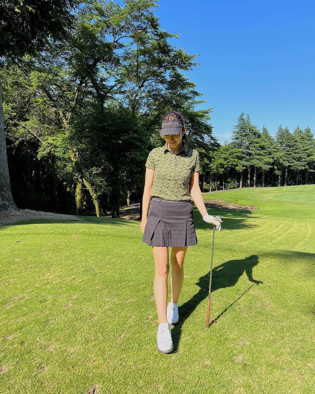 ジュリア・ミナトヤさんのインスタグラム写真 - (ジュリア・ミナトヤInstagram)「本格的な夏のゴルフは体力との戦い🐶⚡️ これはまだまだ涼しい時。  今週ゴルフ行くので心して挑もう☀️⛳️👽👽👽」7月25日 12時00分 - julia.minatoya