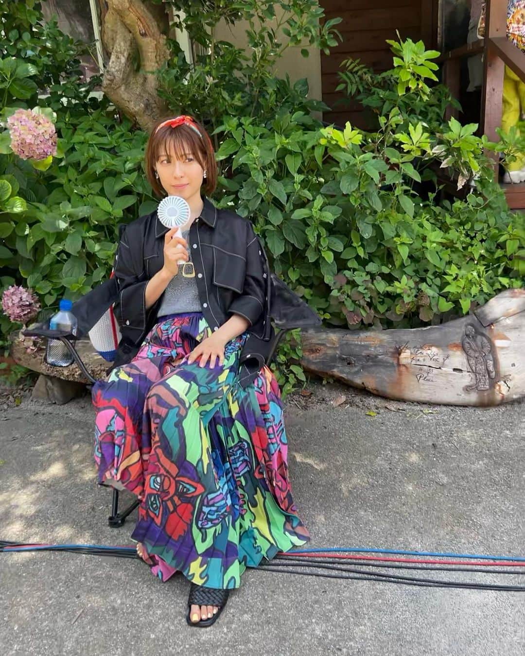 瀧本美織のインスタグラム：「むっちゃんのカラフルな服は着るだけで上がります🌺🌈 ヘアスタイルも毎度メイクさんと遊んでます🍭  @z_drama_ntv   #最高の生徒  #むっちゃん  #むつ子服」