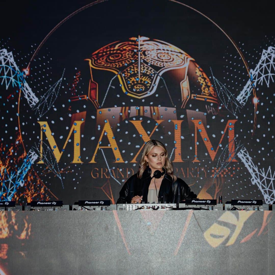 ケイトリン・ホワイエクのインスタグラム：「Subtle reminder my new mix is up on SoundCloud from my set at the Maxim F1 Grand Prix party last month. Link to my SoundCloud is in my bio 🎧🤌🏼 check it outttttt」