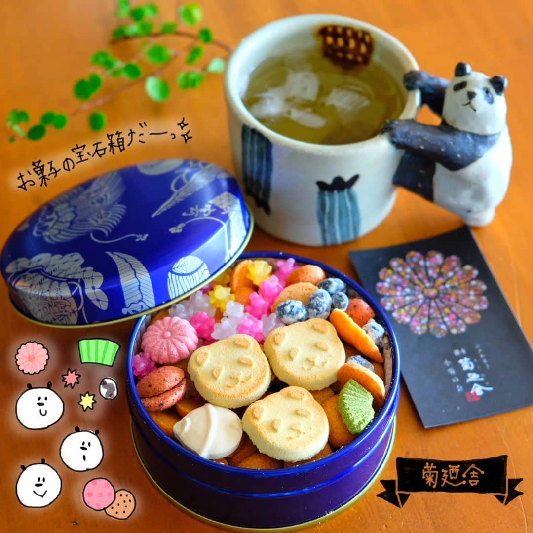 なっつ。さんのインスタグラム写真 - (なっつ。Instagram)「𝟸𝟶𝟸𝟹.𝟽.𝟸𝟻.𝚃𝚞𝚎𝚜𝚍𝚊𝚢  ＼ある日のおうちおやつ𖠚՜／  『#菊廼舎』さんの冨貴寄。 東京駅限定のパンダさん♡🐼  開けた時 『わぁ♡』っとなる わくわく缶♬  宝石箱みたいなお菓子です。  昔ながらのほっこりした やさしい和のクッキーや金平糖、 落雁などが入ってます。  パンダ🐼さんだーって 惹かれて買ったのだけど 贈り物にとっても良いな♪  開けた時の わくわく感がたまらないです♪  ひとつひとつを ポリポリと 大事に食して 楽しめる😊 幸せ♡  ごちそうさまでした♬  𓅿𓅿𓅿𓈒 𓂂𓏸  今日も暑くなりそう☀️ 洗濯物干さなきゃー。  ／ 今日も良き日に。 今日も良い日に なーるなるっ☺︎ ＼  ・ ・ ・ #kikunoya #冨貴寄#東京土産#東京駅 #東京ギフトパレット #なっつの絵日記」7月25日 8時31分 - punipopo