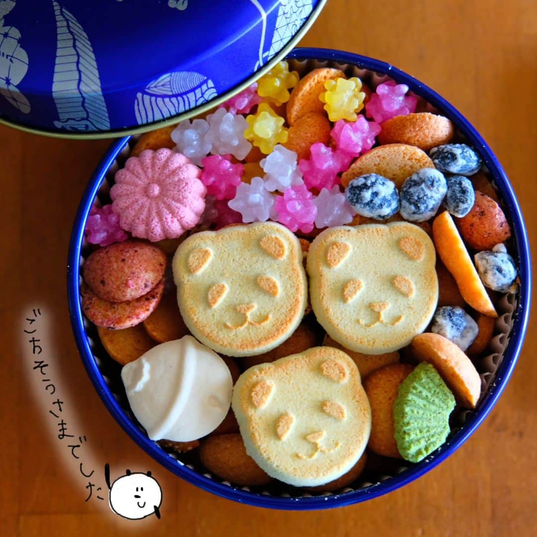 なっつ。さんのインスタグラム写真 - (なっつ。Instagram)「𝟸𝟶𝟸𝟹.𝟽.𝟸𝟻.𝚃𝚞𝚎𝚜𝚍𝚊𝚢  ＼ある日のおうちおやつ𖠚՜／  『#菊廼舎』さんの冨貴寄。 東京駅限定のパンダさん♡🐼  開けた時 『わぁ♡』っとなる わくわく缶♬  宝石箱みたいなお菓子です。  昔ながらのほっこりした やさしい和のクッキーや金平糖、 落雁などが入ってます。  パンダ🐼さんだーって 惹かれて買ったのだけど 贈り物にとっても良いな♪  開けた時の わくわく感がたまらないです♪  ひとつひとつを ポリポリと 大事に食して 楽しめる😊 幸せ♡  ごちそうさまでした♬  𓅿𓅿𓅿𓈒 𓂂𓏸  今日も暑くなりそう☀️ 洗濯物干さなきゃー。  ／ 今日も良き日に。 今日も良い日に なーるなるっ☺︎ ＼  ・ ・ ・ #kikunoya #冨貴寄#東京土産#東京駅 #東京ギフトパレット #なっつの絵日記」7月25日 8時31分 - punipopo
