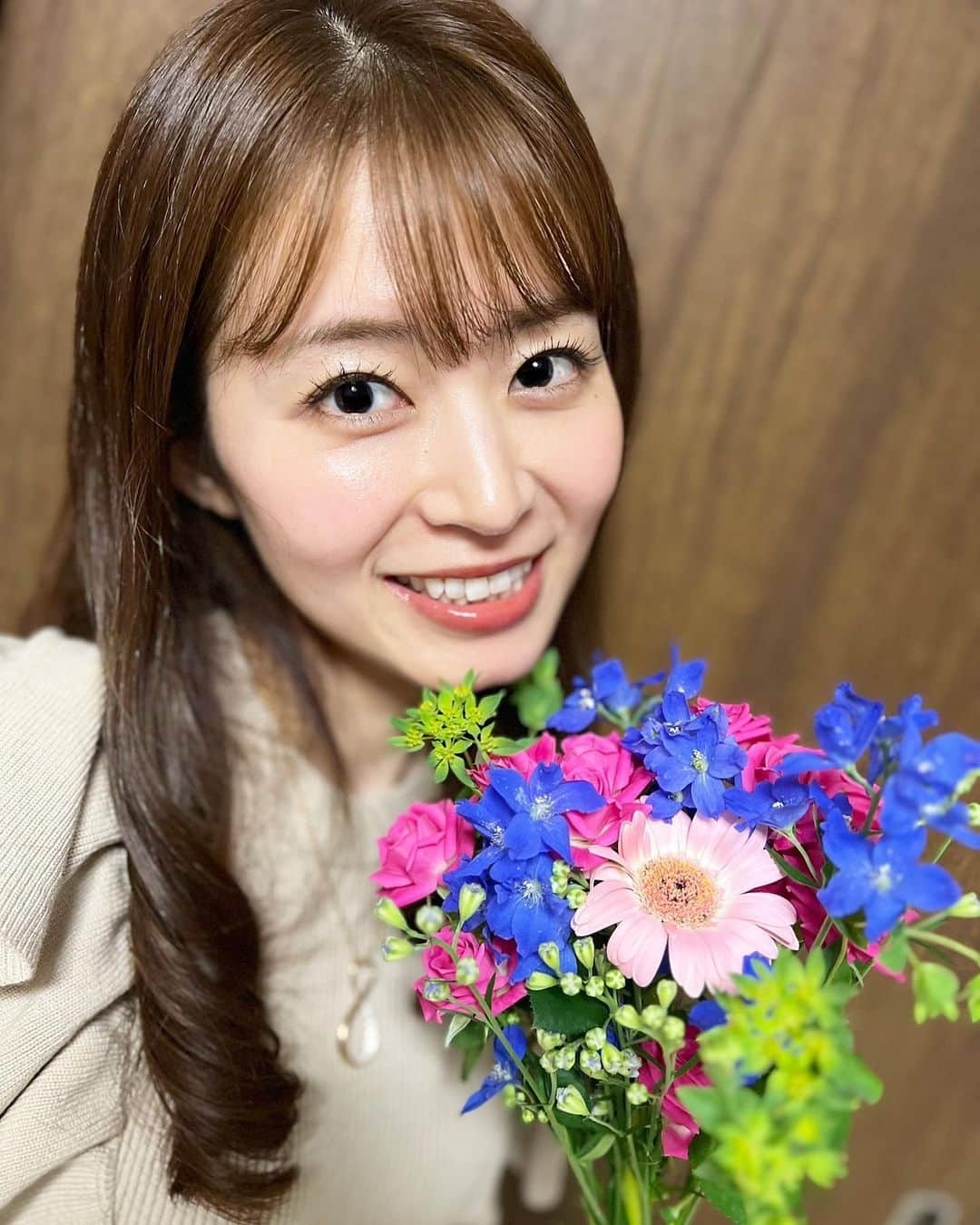 大家彩香さんのインスタグラム写真 - (大家彩香Instagram)「昨日、34歳の誕生日を迎えました🎂  温かいメッセージを下さったみなさん お祝いをしてくれた方々 ありがとうございます🩷🩷  とっっても嬉しかったです❤️  今年も、精一杯、お仕事頑張りますので よろしくお願い致します☺️💕  #stv #札幌テレビ #大家彩香 #女子アナ #どさんこワイド朝 #お誕生日 #花束 #感謝 #ありがとうございます #私服コーデ #お祝い」7月25日 8時36分 - ayaka_oie_official