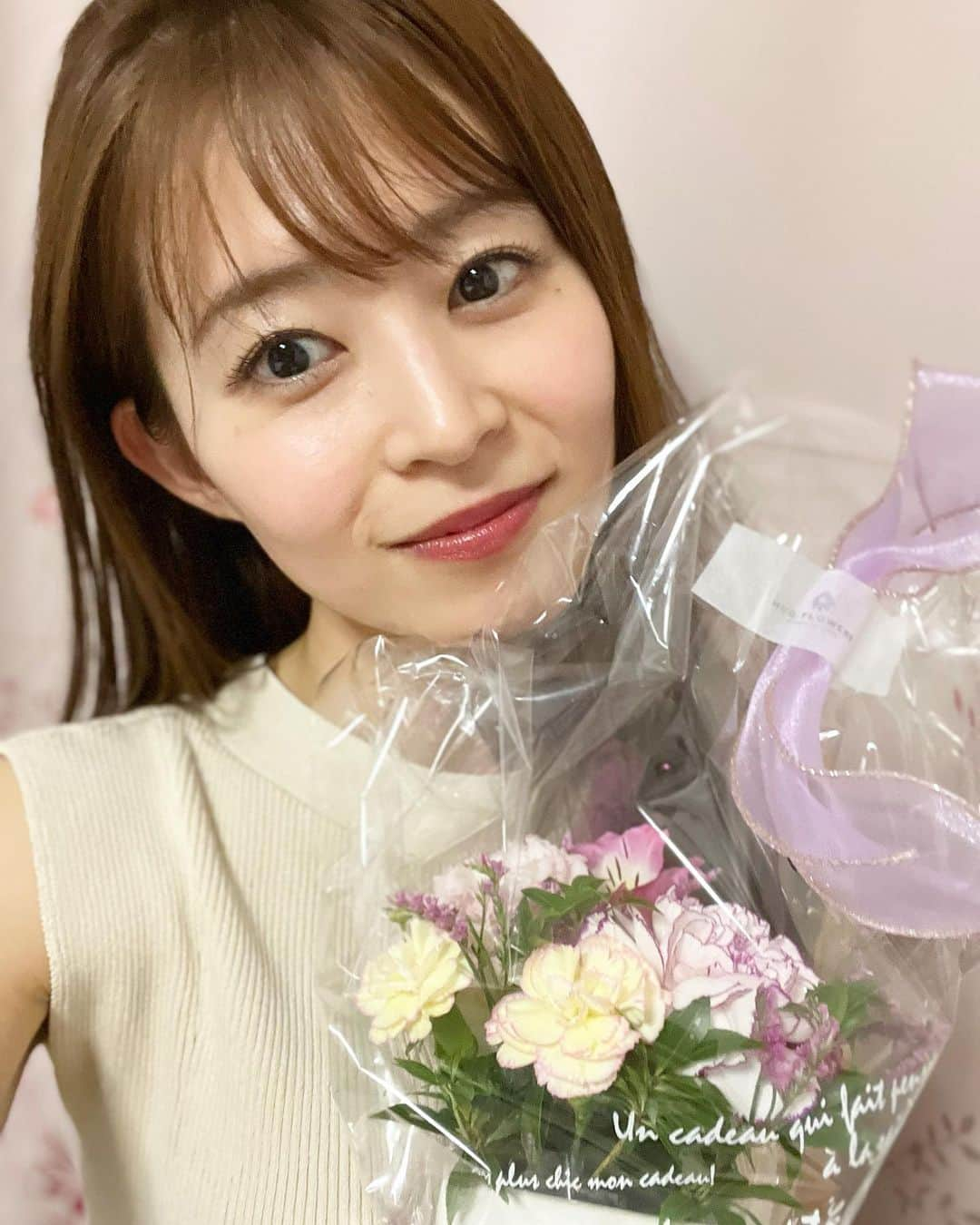 大家彩香さんのインスタグラム写真 - (大家彩香Instagram)「昨日、34歳の誕生日を迎えました🎂  温かいメッセージを下さったみなさん お祝いをしてくれた方々 ありがとうございます🩷🩷  とっっても嬉しかったです❤️  今年も、精一杯、お仕事頑張りますので よろしくお願い致します☺️💕  #stv #札幌テレビ #大家彩香 #女子アナ #どさんこワイド朝 #お誕生日 #花束 #感謝 #ありがとうございます #私服コーデ #お祝い」7月25日 8時36分 - ayaka_oie_official