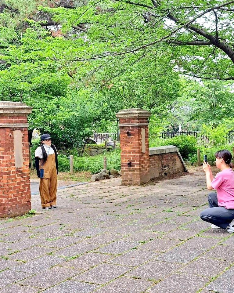 岡田直子さんのインスタグラム写真 - (岡田直子Instagram)「本日より1週間は祇園花月にて吉田裕兄さん座長週の新喜劇に出演させて頂きます。  今回は29歳ほどサバを読ませて頂いておりす。⁡ ⁡ 劇場にてご確認(ご観劇)の程、よろしくお願い致します。⁡ ⁡  #吉本新喜劇⁡ ⁡#祇園花月⁡ ⁡#吉田裕 座長⁡ ⁡ #歳下同期 #金原早苗 と一緒 #3枚目の写真は私を必死に撮ってくれてる金ちゃん⁡ ⁡⁡ ⁡#サバ読み芸人⁡ ⁡#岡田直子⁡ ⁡⁡ ⁡#オタク⁡ ⁡#アニメ⁡ ⁡#漫画⁡ ⁡#声優 様⁡ ⁡#いい声芸人⁡ ⁡」7月25日 8時45分 - oka_danaoko