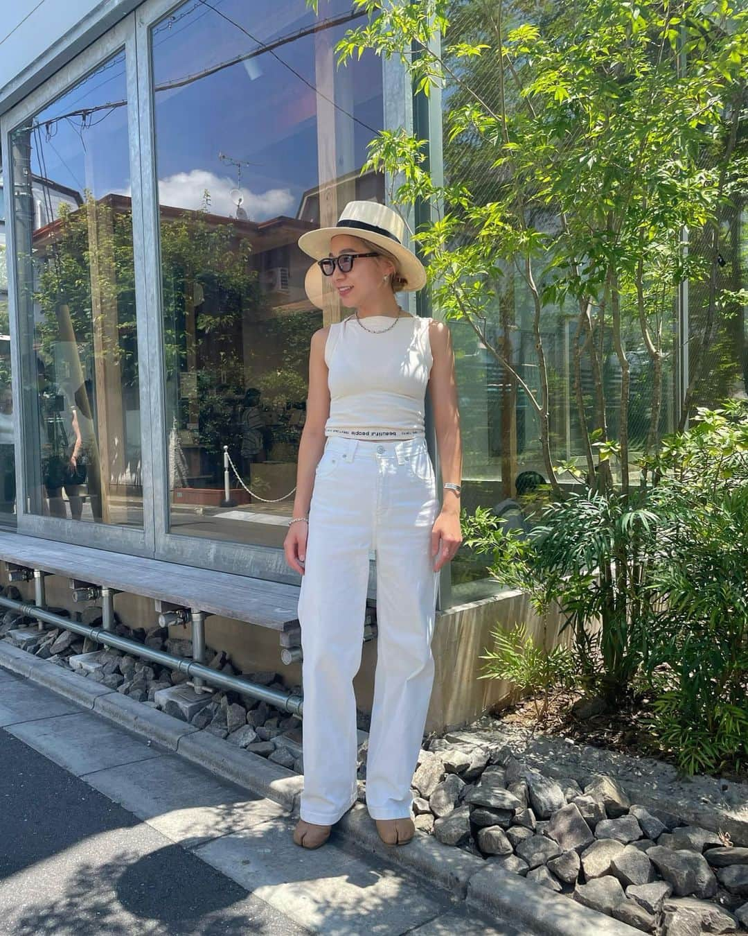 淺川美穂のインスタグラム：「white✖️white  夏☀️  beautiful people 3色めw  hat @celine  tops @beautifulpeople_officialsite  pants @yanuk_official  boots @maisonmargiela」