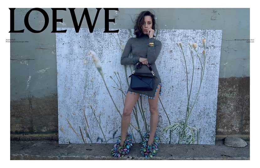 マラ・ロザックのインスタグラム：「When your day of work is straight up cool @loewe x @plazadeaubrey #juergenteller hair by me」
