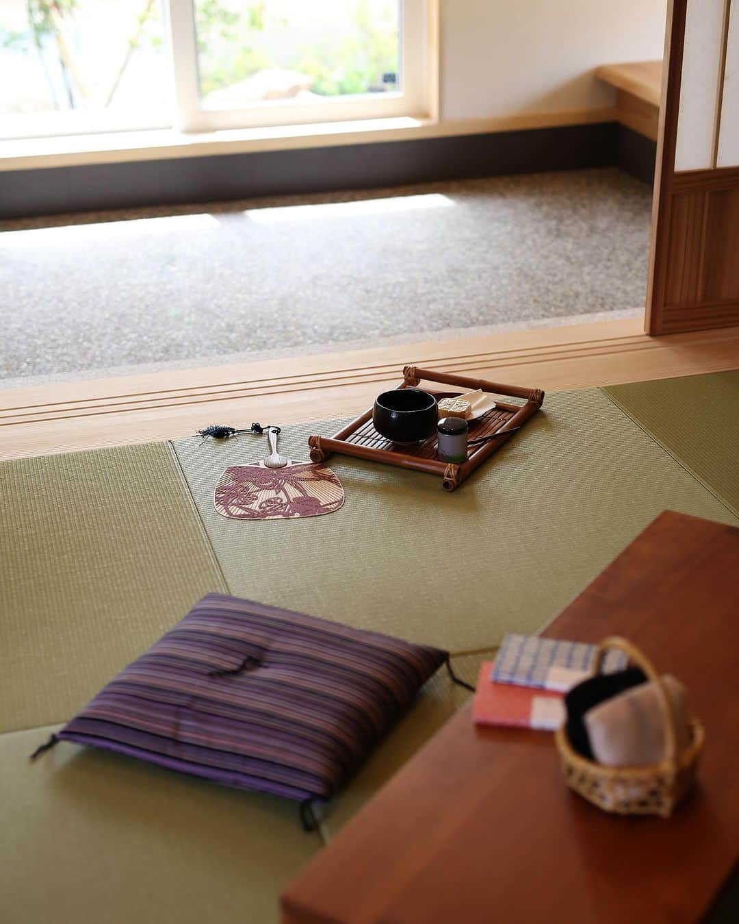 安成工務店さんのインスタグラム写真 - (安成工務店Instagram)「広い玄関土間と繋がる和室。急な来客があっても、リビングを見せずにそのまま和室へお通しできます。  more photos…@yasunari_komuten  ...............  💡暮らしの中の“ちょっといいな”を集めました @yasunari_life  💡安成工務店がご提案する家具ショップ @ecoshop_com  ...............  #安成工務店 #yasunari #工務店 #注文住宅 #住宅 #木の家 #木造 #一戸建て #新築 #マイホーム #省エネ住宅 #エネルギー自給 #自然素材 #OMソーラー #家 #無垢材 #山口県 #福岡県 #季節を楽しむ #津江杉 #珪藻土 #輪掛乾燥材 #家造り #和モダン #カッコイイ家 #家づくり記録」7月25日 8時51分 - yasunari_komuten