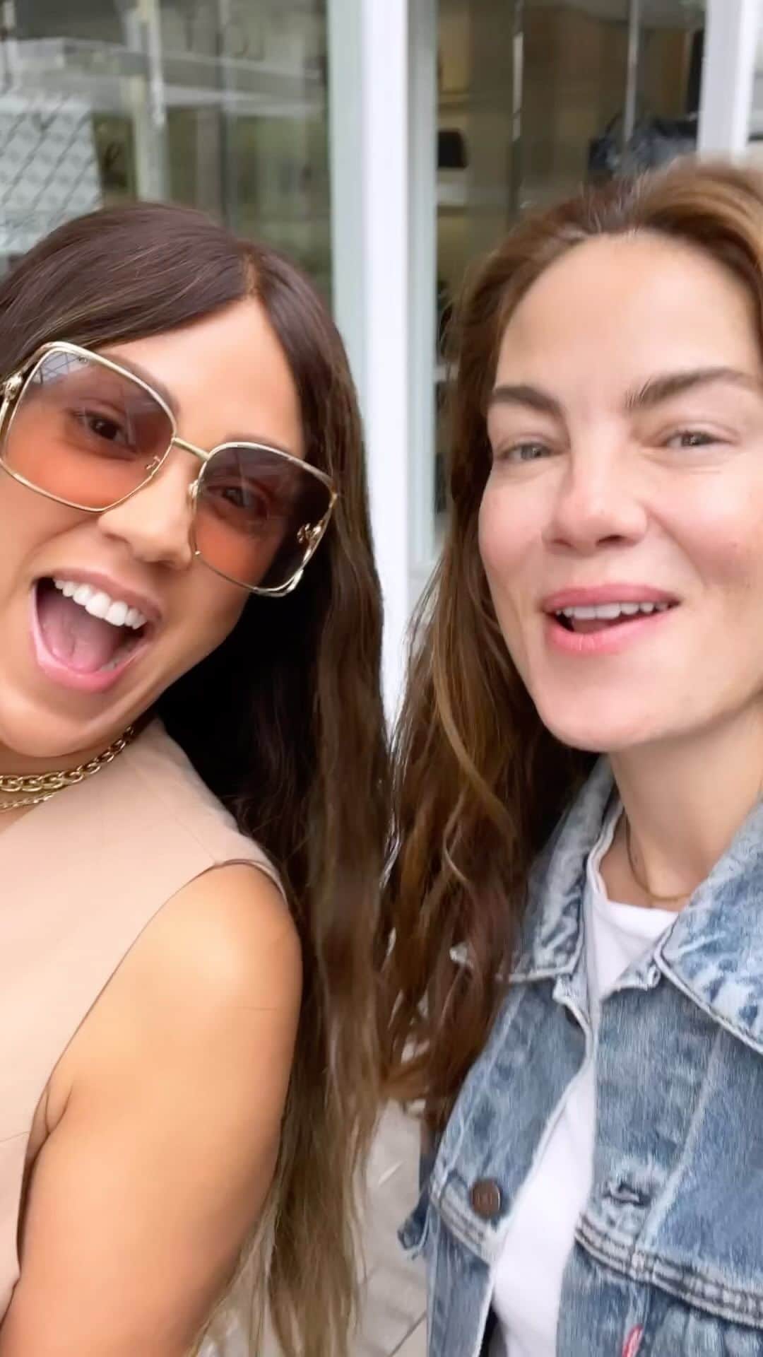 のインスタグラム：「Proud friend alert! So excited for @shanidarden on the 10 year anniversary of her Retinol Reform skincare product! It’s a must have. I almost love it as much as I love her. 🌟 #shanidardenskincare #retinolreform」