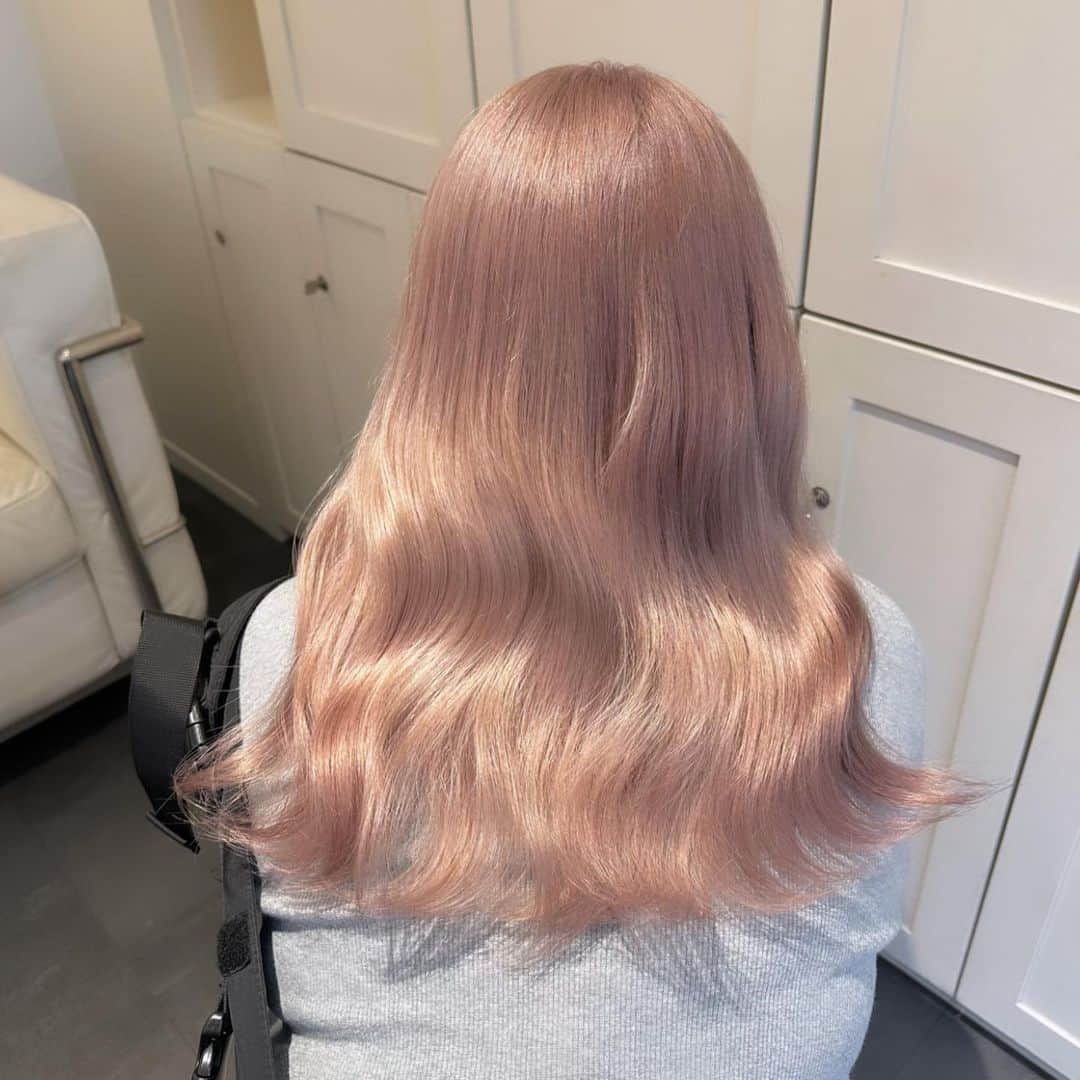 Beleza_official_instagramのインスタグラム：「milk teaにほんのりpink🥛💕 ブリーチ2〜 ・  色落ちまで綺麗なカラー やわらかいカラー 一人ひとりに似合うカラー お任せください✊🌼🌟 ブリーチは誰に任せるかでダメージが 変わってきます！ ご予約はDMorホットペッパーから お願いします😉💕 Rei指名していただければ 絶対に可愛くします✊ belezaに来たことある方でもRei指名可能です😇 "また会いたい"と思わせます❗️ ・ わからないことがあればDMまでお願いします🤲  黒染め、縮毛履歴はハイブリーチメニューで ご予約ください🤲 記載のお時間より、ブリーチの抜け具合で お時間かかる場合がございます。 当日は長めに見ていただければ助かります。 お任せください♡♡」