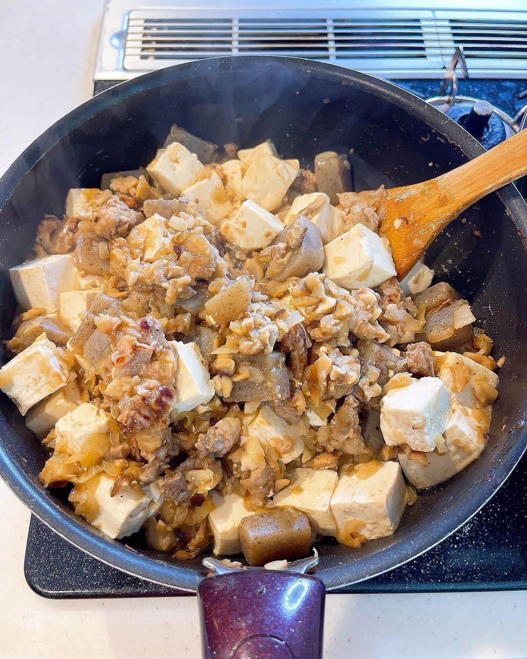 みきママさんのインスタグラム写真 - (みきママInstagram)「【テスト期間中の作り置きご飯です③！！】  私、今週1週間、大学の前期テストです🤣🤣🤣はる兄も大学の前期テストです❗️一緒に頑張ろー‼️  ご飯を作る時間がないからさ、作り置きご飯を作っておこう✊✊✊  今日は汁なし麻婆豆腐と鶏むね肉と野菜の焼き浸しです👍👍👍前回は作り置きでキムチ鍋とおでんを作ったから、もやしや豚肉を足したり、アレンジで冷やしおでんにしました🌈🌈🌈  今日は、お弁当に持っていけるように汁なし麻婆豆腐にしました😄それから、食べてばっかりだから、鶏むね肉でおデブ防止です👍  今日はちょーむずい臨床の試験があるから、頑張るぞ〜😭😭😭  #みきママ　#大学2年生 #管理栄養士 #前期試験 #作り置きごはん #おでん #キムチ鍋　#夏　#作り置き　#麻婆豆腐　#焼き浸し　#鶏むね肉」7月25日 9時05分 - mikimama_official