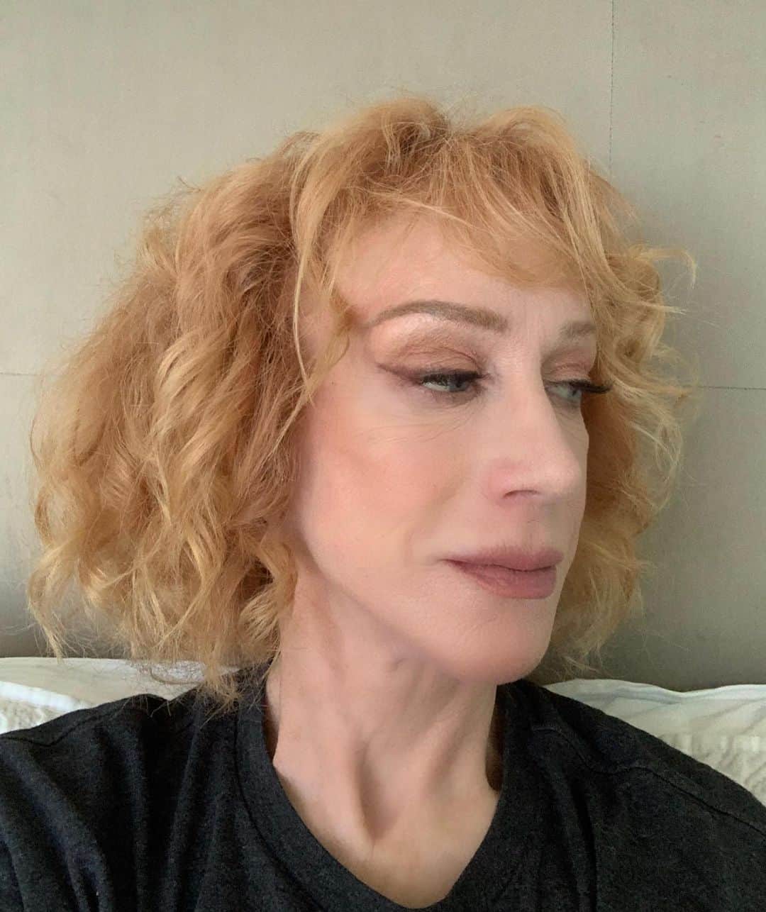 キャシー・グリフィンのインスタグラム：「Got my make up done by  @blushandbone today. It’s pretty, ain’t it?」