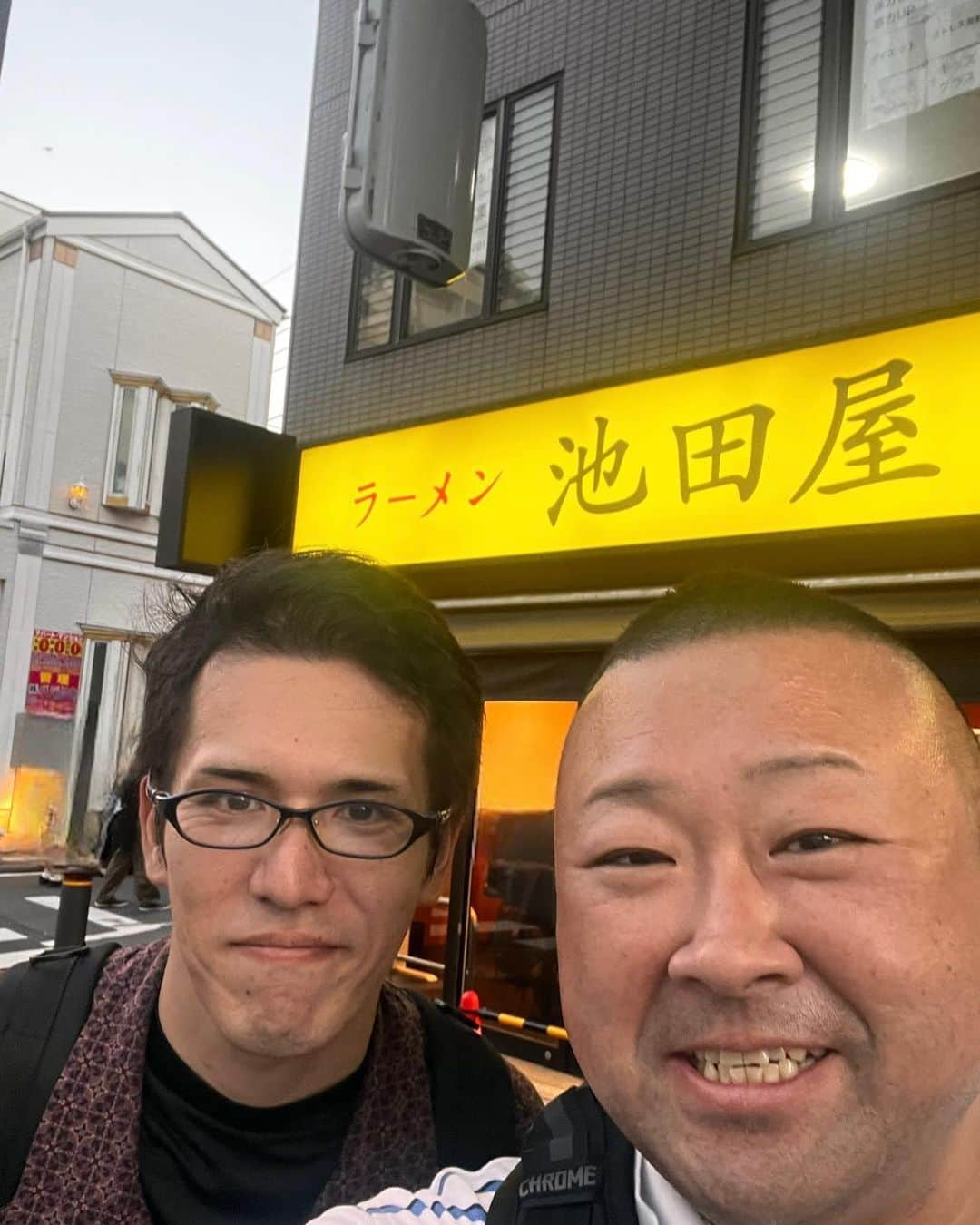 脇知弘のインスタグラム：「事務所帰りに後輩と事務所の最寄り駅にある 『ラーメン池田屋』さんへ新規開拓に🍜  ４０分位並んでからの ラーメンは更に 美味しさ増し増し‼️  チャーシュー先生の量が凄くてハッピー❣️  本当美味しかったなぁ〜👏👏👏  #脇知弘#事務所#最寄り駅#ラーメン池田屋#ラーメン#４０分#並ぶ#美味しい#増し増し#チャーシューの量#凄い#ハッピー#新規開拓」