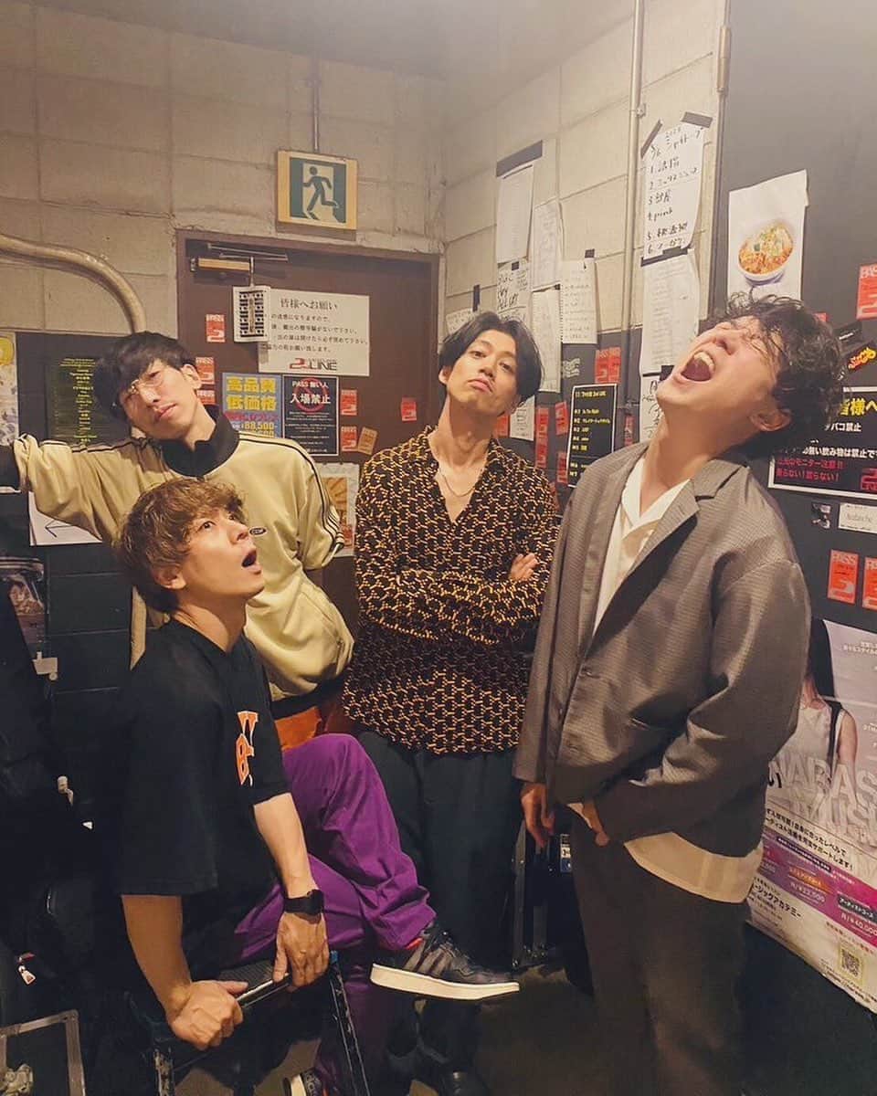 GOODWARPのインスタグラム：「大阪までライブに来て良かった。 初めて見た人もぜひまた来てください。 ワンマンでは一緒に好きに盛りあがりたい。 必ず来て欲しい来て欲しい欲しい！  #かたこと  #GOODWARP #RIPDISHONOR #猫背のネイビーセゾン #レトロマイガール」
