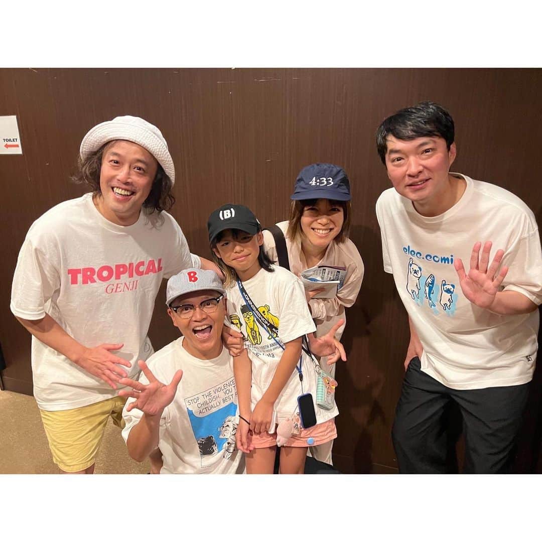 のインスタグラム：「家族で下北沢本多劇場へ エレキコミックのライブを観ました 3人で笑いすぎて軽いトランス状態に入る😂 帰ってきて、作業しながら配信で見直す幸せ、最高。30日まで観れるそうです。」