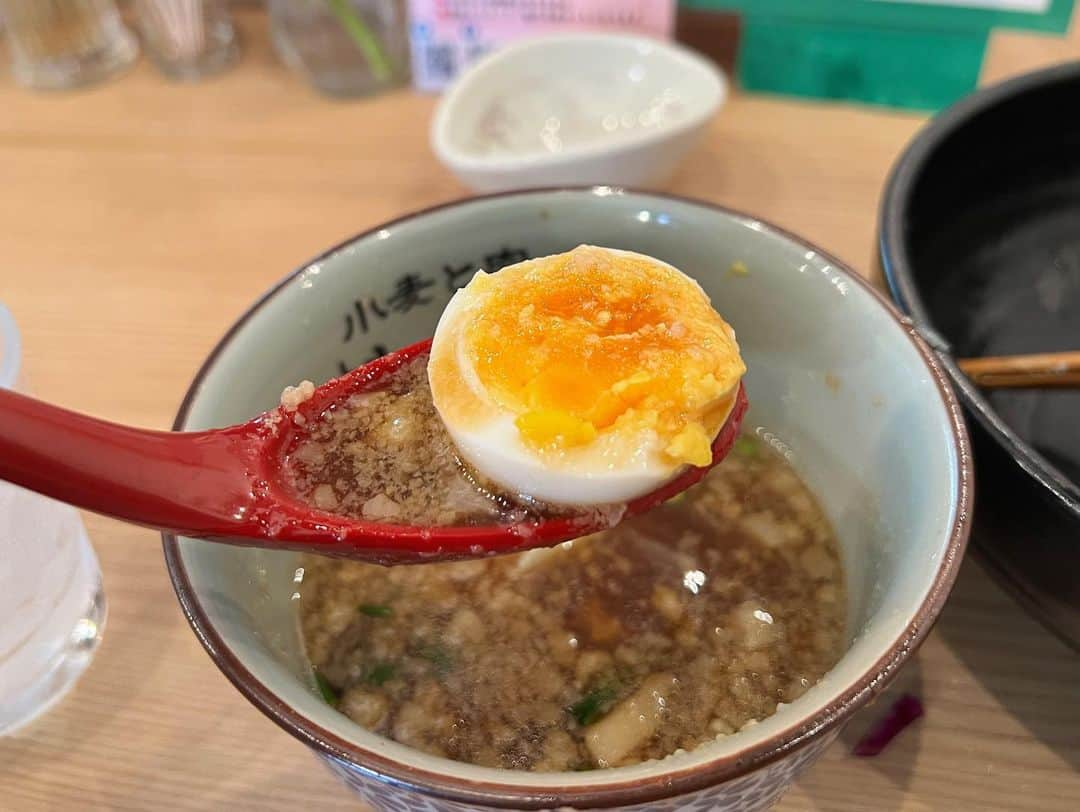 SUSURUさんのインスタグラム写真 - (SUSURUInstagram)「やっぱり好きなんだよなあ。 新宿御苑前、小麦と肉桃の木さん。 夏季限定メニューもいいけど、背脂生姜やこってり醤油などレギュラーメニューも好きです。 つけ汁に入った豚バラ肉がうまい！ #susuru_tv #小麦と肉桃の木 #新宿御苑前 #東京 #超うまい  #ラーメン #らーめん #ramen #ラーメン部 #ramennoodles #毎日ラーメン生活 #麺スタグラム #japaneseramen #japanramen #foodstagram #foodie #noodles #instanoodle #instaramen #instafood #東京ラーメン #つけ麺 #つけめん」7月25日 14時47分 - susuru_tv