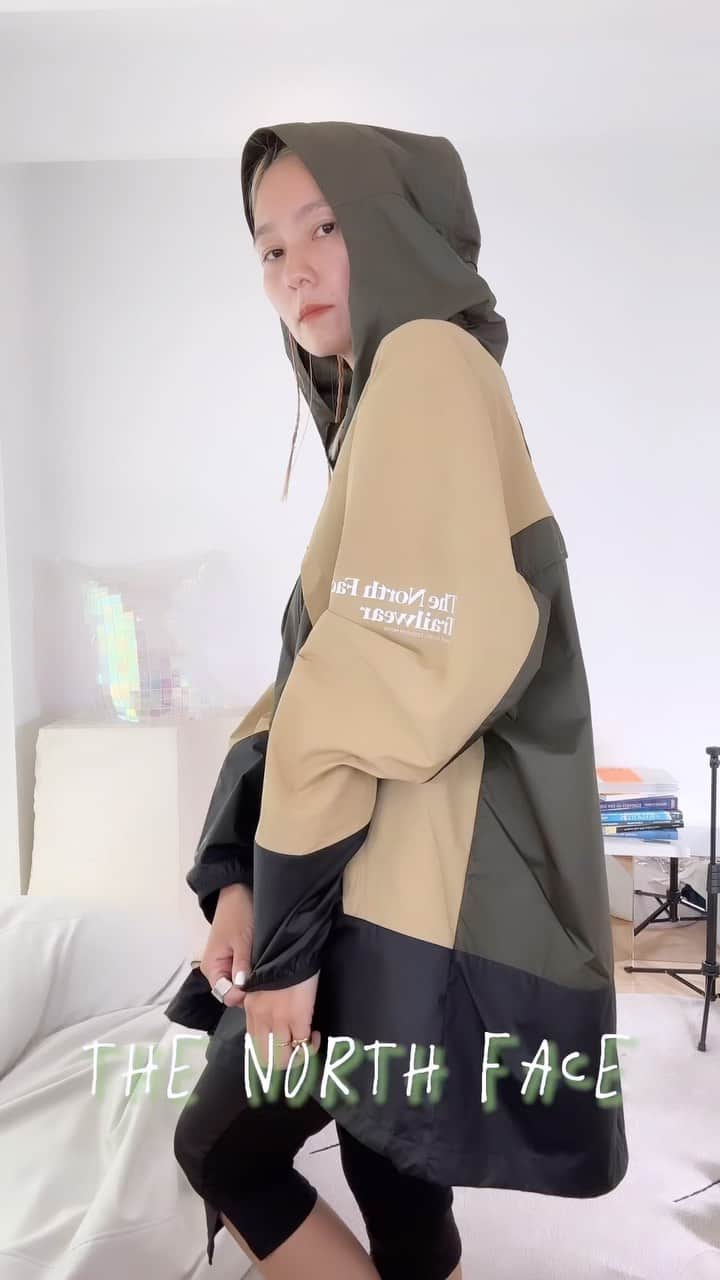 三苫愛のインスタグラム：「SPORTS MIX OUTFIT🏀🏃‍♀️⛰️ ①なんでも入る万能な @nike のベスト。これがあれば手ぶらでどこへでも行けるしバランスもかわいい。 ②夫と兼用で買った @thenorthface のオーバーサイズジャケット。軽い素材なので大きくても重くならないし、色も可愛い。 ③子どもたち生まれる前から持ってるNYで買った @nike × @sacaiofficial のワンピース👗後ろのドレッシーさと前のカジュアルさがたまりません。」