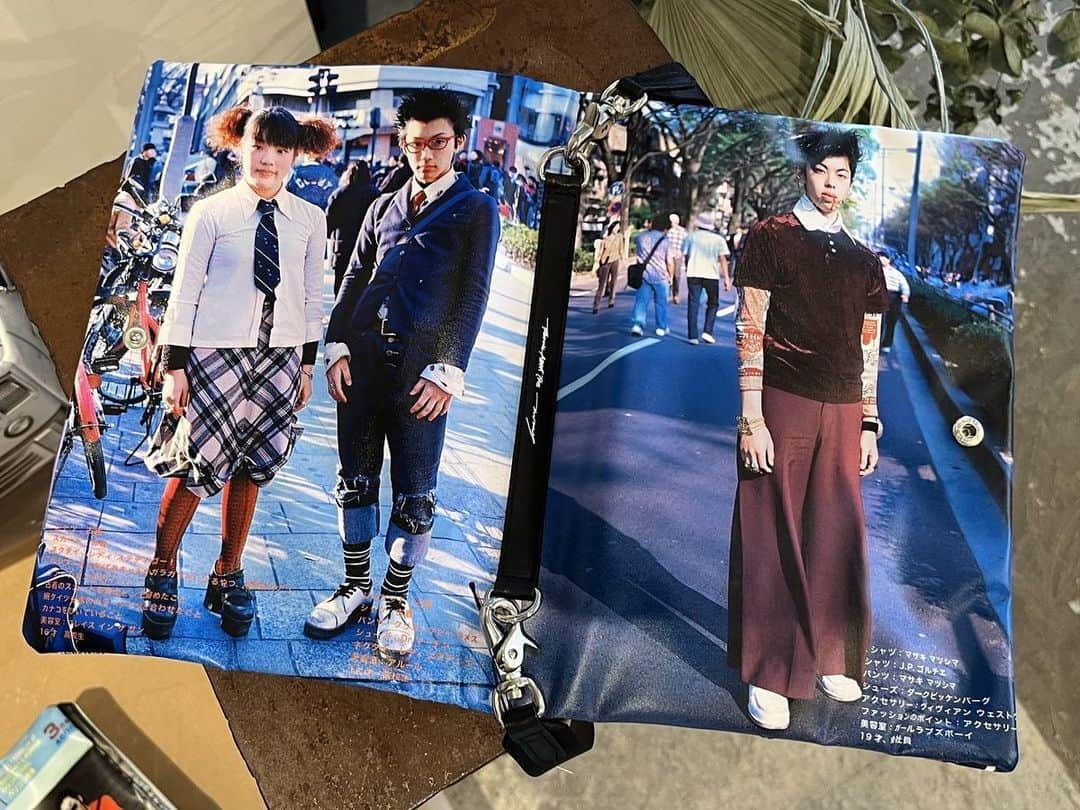 WWDジャパンさんのインスタグラム写真 - (WWDジャパンInstagram)「ニュース：「ミハラヤスヒロ」2024年春夏注目バッグ　雑誌「フルーツ」とのコラボや恐竜  「メゾン ミハラヤスヒロ（MAISON MIHARA YASUHIRO）」2024年春夏コレクションは、三原康裕デザイナーが10代の頃を思い返し、1980年代後半から90年代にかけての“ローファイ”な記憶を表現しているという。展示会の中で特に印象的だったのが2種類のバッグだ。  一つ目は、日本を代表するストリートスナップ誌「フルーツ（FRUITS）」「ストリート（STREET）」と、転写プリントで一世風靡した日本ブランド「トーキングアバウト ジ アブストラクション（TALKING ABOUT THE ABSTRACTION）」とのトリプルコラボレーションバッグだ。雑誌を開くような二つ折り構造からリアルなプリントの数々まで、三原デザイナーの雑誌に対する敬意が感じられた。  1997年の「フルーツ」創刊号の表紙をそのまま転写プリントした“マガジン バッグ フルーツ”（4万2900円）を開いてみると、青木正一編集長が撮影したストリートスナップのページをそのまま転写している。バッグの端には、洋服のクレジットやファッションポイント、美容室までしっかり記載されていた。  創刊号を採用した理由についてプレス担当は、「この号は、当時20代だった三原デザイナーのインタビューが掲載されていた思い出深い創刊号だから」と述べた。  詳細は @wwd_jp プロフィールのリンクから  #MAISONMIHARAYASUHIRO#メゾンミハラヤスヒロ#ミハラヤスヒロ#雑誌#FRUITS#STREET#TALKINGABOUTTHEABSTRACTION#コラボ#bag#恐竜#dinosaurbag」7月25日 14時50分 - wwd_jp
