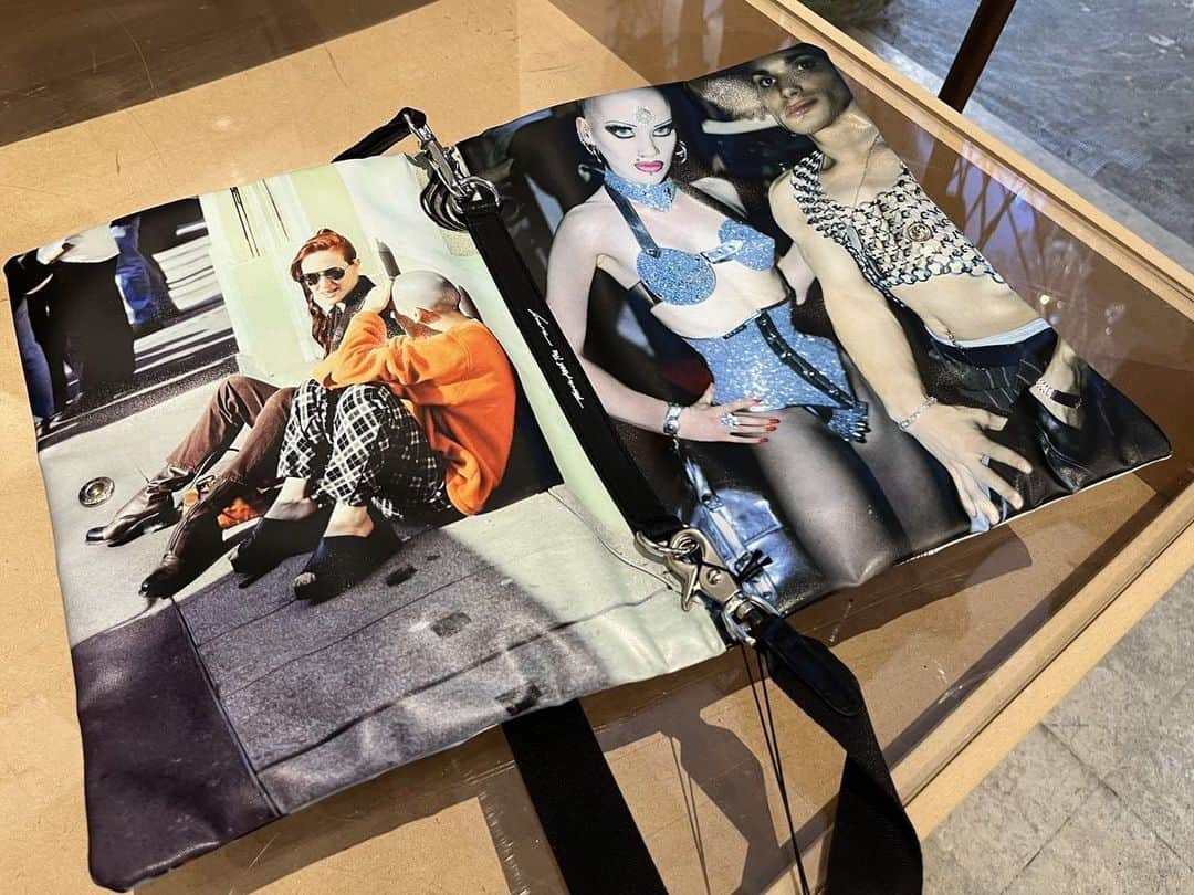 WWDジャパンさんのインスタグラム写真 - (WWDジャパンInstagram)「ニュース：「ミハラヤスヒロ」2024年春夏注目バッグ　雑誌「フルーツ」とのコラボや恐竜  「メゾン ミハラヤスヒロ（MAISON MIHARA YASUHIRO）」2024年春夏コレクションは、三原康裕デザイナーが10代の頃を思い返し、1980年代後半から90年代にかけての“ローファイ”な記憶を表現しているという。展示会の中で特に印象的だったのが2種類のバッグだ。  一つ目は、日本を代表するストリートスナップ誌「フルーツ（FRUITS）」「ストリート（STREET）」と、転写プリントで一世風靡した日本ブランド「トーキングアバウト ジ アブストラクション（TALKING ABOUT THE ABSTRACTION）」とのトリプルコラボレーションバッグだ。雑誌を開くような二つ折り構造からリアルなプリントの数々まで、三原デザイナーの雑誌に対する敬意が感じられた。  1997年の「フルーツ」創刊号の表紙をそのまま転写プリントした“マガジン バッグ フルーツ”（4万2900円）を開いてみると、青木正一編集長が撮影したストリートスナップのページをそのまま転写している。バッグの端には、洋服のクレジットやファッションポイント、美容室までしっかり記載されていた。  創刊号を採用した理由についてプレス担当は、「この号は、当時20代だった三原デザイナーのインタビューが掲載されていた思い出深い創刊号だから」と述べた。  詳細は @wwd_jp プロフィールのリンクから  #MAISONMIHARAYASUHIRO#メゾンミハラヤスヒロ#ミハラヤスヒロ#雑誌#FRUITS#STREET#TALKINGABOUTTHEABSTRACTION#コラボ#bag#恐竜#dinosaurbag」7月25日 14時50分 - wwd_jp