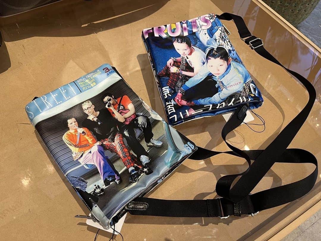 WWDジャパンさんのインスタグラム写真 - (WWDジャパンInstagram)「ニュース：「ミハラヤスヒロ」2024年春夏注目バッグ　雑誌「フルーツ」とのコラボや恐竜  「メゾン ミハラヤスヒロ（MAISON MIHARA YASUHIRO）」2024年春夏コレクションは、三原康裕デザイナーが10代の頃を思い返し、1980年代後半から90年代にかけての“ローファイ”な記憶を表現しているという。展示会の中で特に印象的だったのが2種類のバッグだ。  一つ目は、日本を代表するストリートスナップ誌「フルーツ（FRUITS）」「ストリート（STREET）」と、転写プリントで一世風靡した日本ブランド「トーキングアバウト ジ アブストラクション（TALKING ABOUT THE ABSTRACTION）」とのトリプルコラボレーションバッグだ。雑誌を開くような二つ折り構造からリアルなプリントの数々まで、三原デザイナーの雑誌に対する敬意が感じられた。  1997年の「フルーツ」創刊号の表紙をそのまま転写プリントした“マガジン バッグ フルーツ”（4万2900円）を開いてみると、青木正一編集長が撮影したストリートスナップのページをそのまま転写している。バッグの端には、洋服のクレジットやファッションポイント、美容室までしっかり記載されていた。  創刊号を採用した理由についてプレス担当は、「この号は、当時20代だった三原デザイナーのインタビューが掲載されていた思い出深い創刊号だから」と述べた。  詳細は @wwd_jp プロフィールのリンクから  #MAISONMIHARAYASUHIRO#メゾンミハラヤスヒロ#ミハラヤスヒロ#雑誌#FRUITS#STREET#TALKINGABOUTTHEABSTRACTION#コラボ#bag#恐竜#dinosaurbag」7月25日 14時50分 - wwd_jp