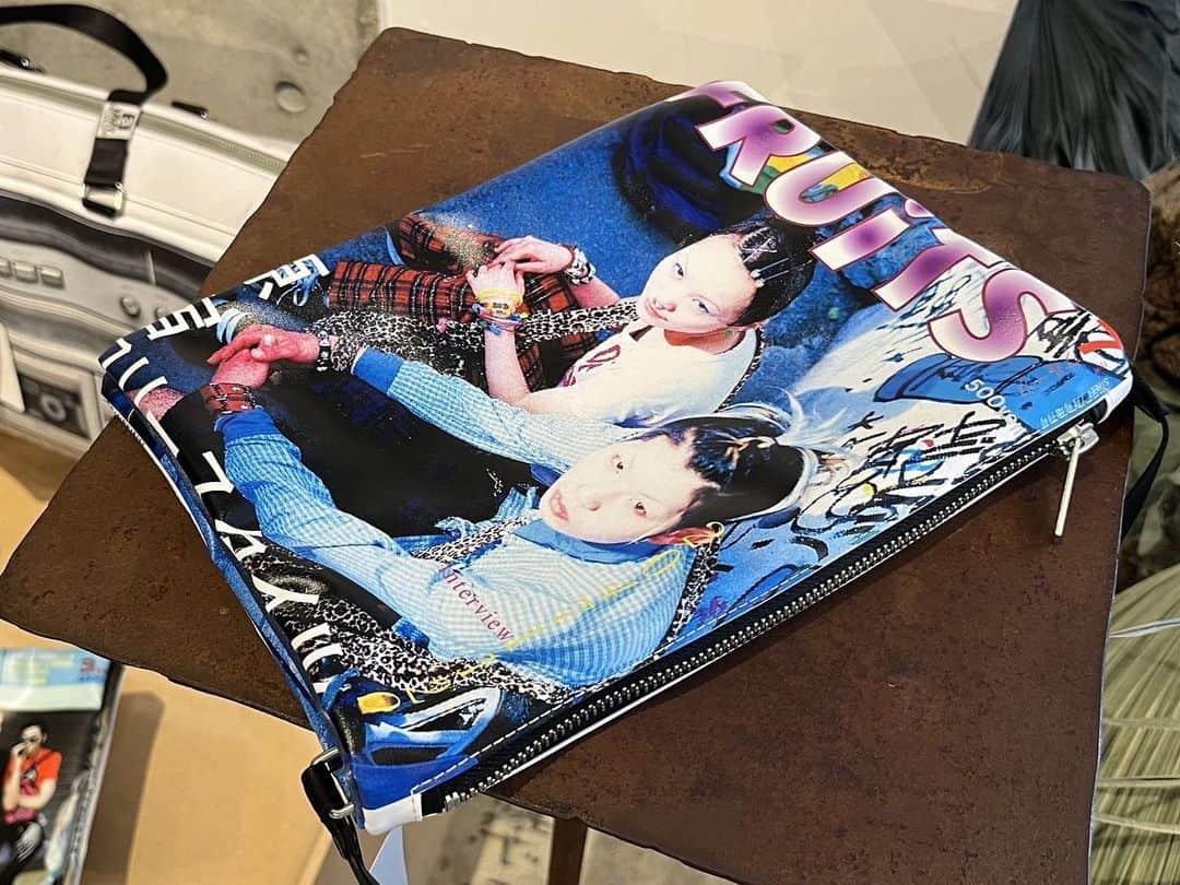 WWDジャパンさんのインスタグラム写真 - (WWDジャパンInstagram)「ニュース：「ミハラヤスヒロ」2024年春夏注目バッグ　雑誌「フルーツ」とのコラボや恐竜  「メゾン ミハラヤスヒロ（MAISON MIHARA YASUHIRO）」2024年春夏コレクションは、三原康裕デザイナーが10代の頃を思い返し、1980年代後半から90年代にかけての“ローファイ”な記憶を表現しているという。展示会の中で特に印象的だったのが2種類のバッグだ。  一つ目は、日本を代表するストリートスナップ誌「フルーツ（FRUITS）」「ストリート（STREET）」と、転写プリントで一世風靡した日本ブランド「トーキングアバウト ジ アブストラクション（TALKING ABOUT THE ABSTRACTION）」とのトリプルコラボレーションバッグだ。雑誌を開くような二つ折り構造からリアルなプリントの数々まで、三原デザイナーの雑誌に対する敬意が感じられた。  1997年の「フルーツ」創刊号の表紙をそのまま転写プリントした“マガジン バッグ フルーツ”（4万2900円）を開いてみると、青木正一編集長が撮影したストリートスナップのページをそのまま転写している。バッグの端には、洋服のクレジットやファッションポイント、美容室までしっかり記載されていた。  創刊号を採用した理由についてプレス担当は、「この号は、当時20代だった三原デザイナーのインタビューが掲載されていた思い出深い創刊号だから」と述べた。  詳細は @wwd_jp プロフィールのリンクから  #MAISONMIHARAYASUHIRO#メゾンミハラヤスヒロ#ミハラヤスヒロ#雑誌#FRUITS#STREET#TALKINGABOUTTHEABSTRACTION#コラボ#bag#恐竜#dinosaurbag」7月25日 14時50分 - wwd_jp