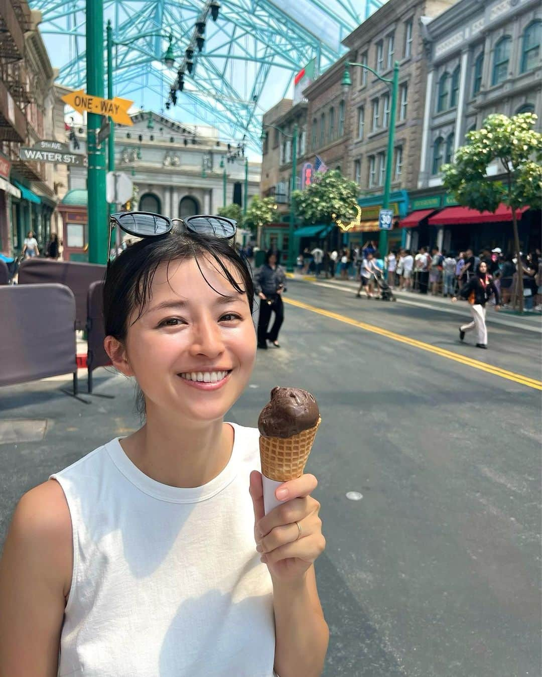 鈴木ちなみのインスタグラム：「🦖🎡💖🍦  家族でUSSに行ってきました！ 私は、撮影で行ったことがあったので 10年振り？くらい🤣  子どもと一緒にアトラクションに乗ったり 楽しかったー🚗🧡  #singapore  #uss  #ユニバーサルスタジオシンガポール  #universalstudiosingapore」