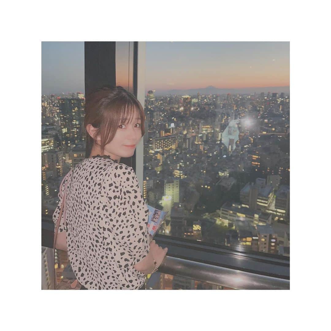 小泉里紗のインスタグラム：「人生初はとバスツアー🚌🌙 途中東京タワー登ったり楽しかったです! 首都高の落下物を使用して作られたウオトバイというアート作品🐟 こんなものが落ちてるんだってびっくりしました。 BBQに続き卒業前の思い出作りでした📷」
