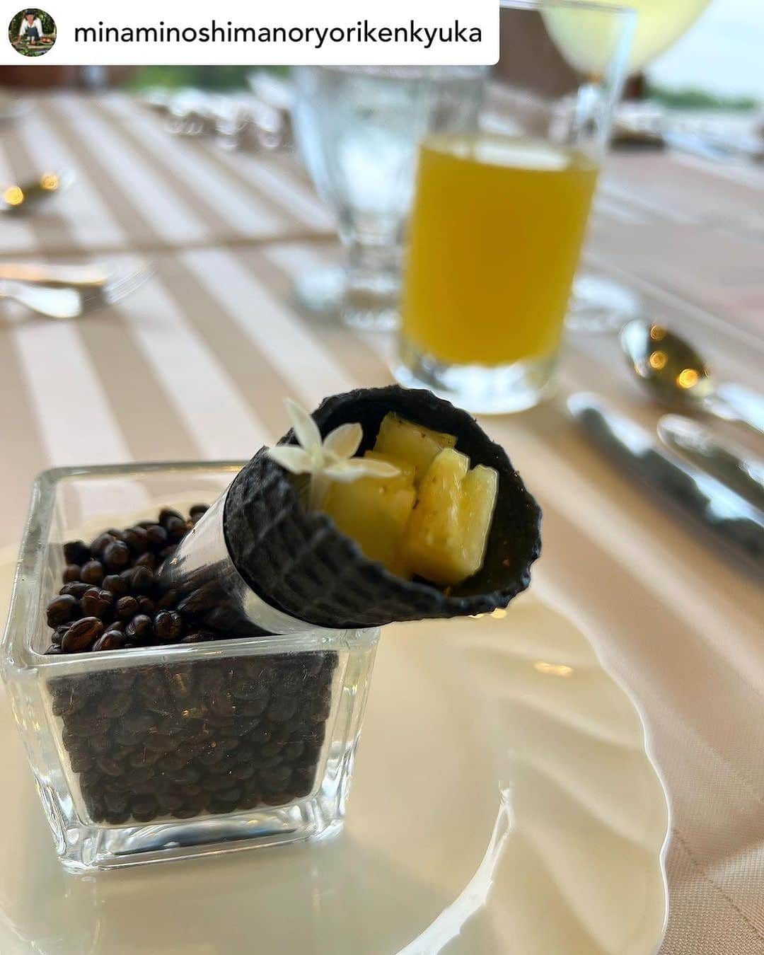 リゾートホテルオリビアン小豆島さんのインスタグラム写真 - (リゾートホテルオリビアン小豆島Instagram)「. @minaminoshimanoryorikenkyuka 様の投稿をリポスト！素敵な投稿をありがとうございます🍴✨  . 小豆島の恵みをふんだんに使った素晴らしい料理とおもてなしを頂きました。  ５月に石垣島を訪れていただき、お会いしたカサイホールディングス 総料理長高橋さんとの再会。 この日は東京からわざわざ来て頂き、スペシャルメニューを自ら料理、提供して頂きました。 美味しいのは当たり前。お人柄、想い、行動力。食を通して人と人を繋ぎ、地域も含め引き立てる。そんな素晴らしいシェフに出逢い、また刺激、学び、閃きをたくさん得られたのが嬉しい😊ありがとうございました❗️  #カサイホールディングス #小豆島 #オリビアン小豆島 #オリビアン小豆島夕陽ヶ丘ホテル #おもてなし #島の食材 #島の恵み #フードロス #地域創生 #オリーブの島  「Green Harmony～自然と人を繋ぐ～」 ★━━━━━━━━━━━━━━━━━━★  2021年7月にリブランドした当ホテルでは、 自然と人とが融合する世界観でサービスを提供して参ります。 ★━━━━━━━━━━━━━━━━━━★  #オリビアン小豆島夕陽ヶ丘ホテル　#oliveanshodoshima #shodoshima #オリビアン小豆島　#小豆島　#香川県 #香川県観光　#小豆島観光　#香川旅行　#小豆島旅行　#島旅　#瀬戸内　#setouchi」7月25日 9時26分 - olivean_shodoshima