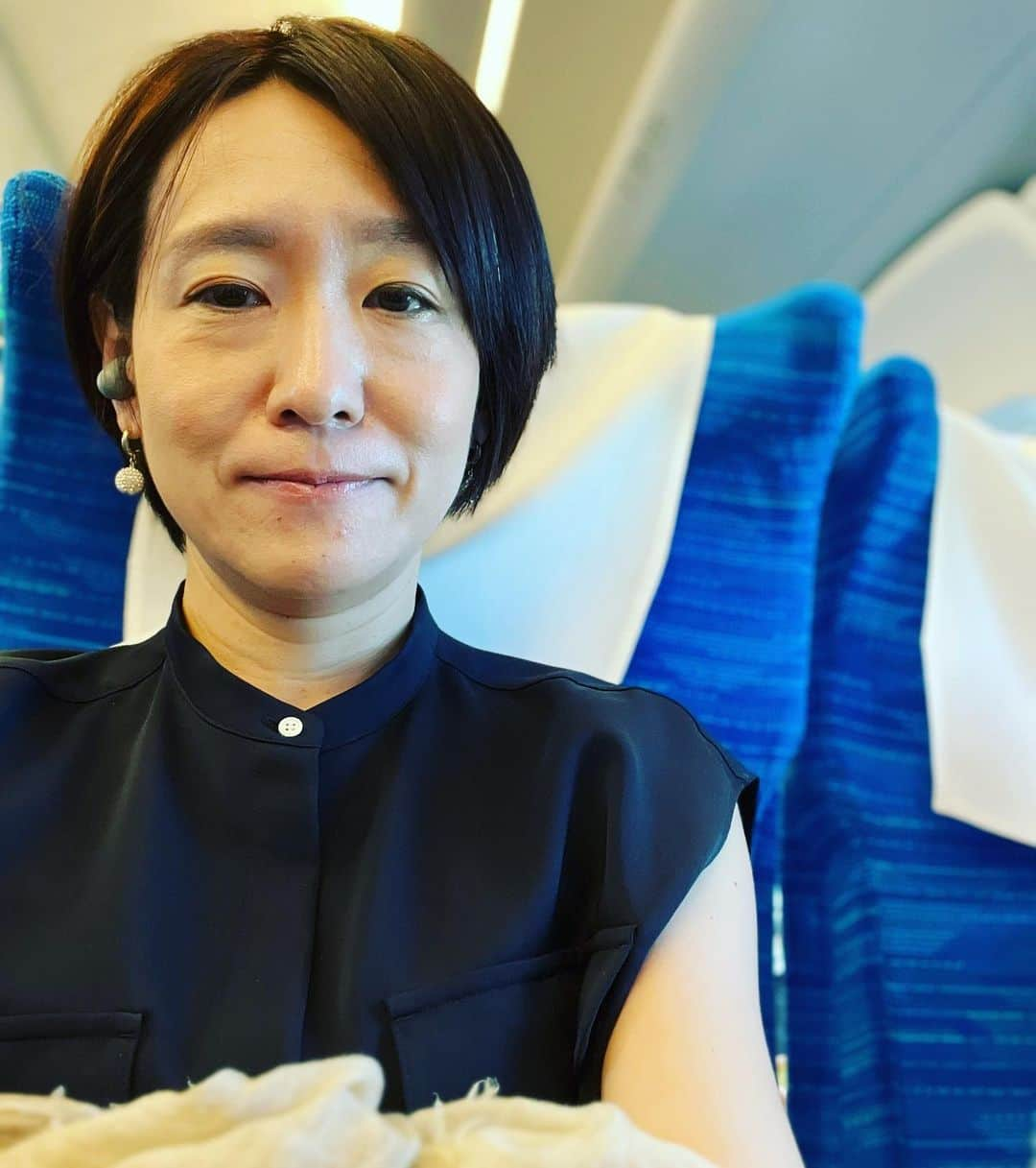 上田悦子のインスタグラム：「東京出張🚅  新曲、聞けるかと思ったら、 「いい日旅立ち」車両だった🧐  いい日に、 なりますように☺️  最近考えることが多くて 頭がパンパン😑 ゆっくり窓の外でも眺めよう〜  #いい日旅立ち#新幹線出張」