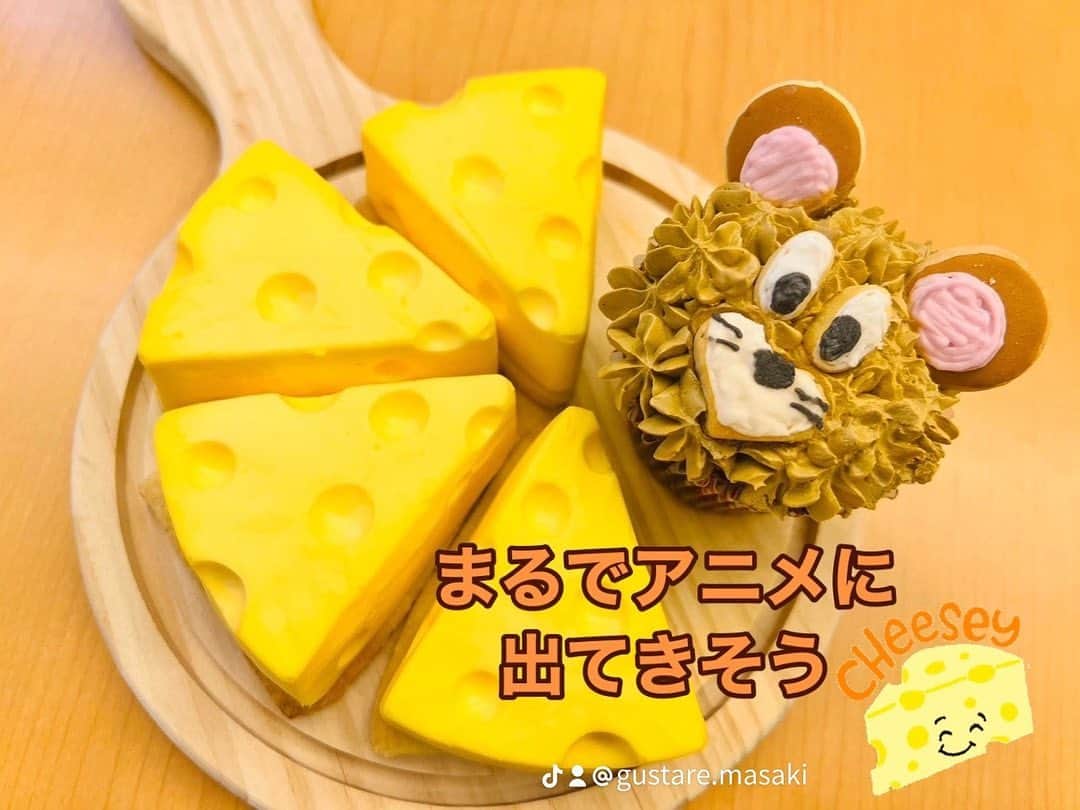 まーくんさんのインスタグラム写真 - (まーくんInstagram)「かわいくてとっても濃厚な チーズなチーズケーキ🧀 イートイン、テイクアウト、お取り置き可能です🐭 本日も11:00〜18:00元気にオープンいたします😃  お子様連れ大歓迎です🎵 店内で遊べるおもちゃ達もご用意していますので、ぜひお気軽にお越しください🤩 (キッズチェアー、トイレにはオムツ交換台も設置しております🚽)  ランチタイムは11:00〜15:00🍽️ ケーキのテイクアウト、イートインお取り置き可能です🧀🧁 お席のご予約も承っております🪑  ⭐️店頭販売のおもちゃ達 たくさん入荷しております🇺🇸 店頭販売中です🤠 (こちらの投稿のおもちゃ達は販売しておりません🙇‍♂️) ※おもちゃのお取り置きは1週間⭐️ 先にお支払いしていただいた場合は時間ご来店まで大丈夫です🙆‍♂️  🌟ぐすたーれの店内はまるでおもちゃ箱の中に入ったかのよう🤩 カラフルなおもちゃ達に囲まれて 楽しいひと時を❤️💛💚  🚨7月よりぐすたーれのランチが変わりました⭐️ ¥990ランチ もちもち生パスタ🍝 やみつきになる からあげランチ🍗  ➕スイーツセットは-100円引き‼️ ご提供は11:00〜15:00になります😋  本日の営業は 11:00〜21:00オープンです🌈 アルコールのご提供もしておりますので、ぜひご利用ください🍺 みなさまのご来店お待ちしております♪ (店頭ではお支払い方法は現金のみとなります💸)  ⭐️金土の夜は21時まで営業🍺  🍰自家製ケーキや カラフルな #カップケーキ🧁や自家製ケーキ🍰 イートイン、テイクアウトどちらも可能です😋 売り切れ次第終了となります🙇‍♂️  トイストーリー🧸カーズ🏎 ミッキー などディズニー系🏰 アメ雑🇺🇸 販売コーナーございます🤖🚗 主にアメリカから輸入したおもちゃ達🇺🇸  📝定休日は水曜日😪 📝住所は京都府ですが信号1つ越えれば奈良市です🦌 📝#奈良駅、高の原駅 よりバスで20分🚌 #奈良公園 から車で10分 🚗 #プリンの森 から車で5分🚗  My shop is close to Nara Park🦌 about 20min by Bus🚌 I'm looking forward to you  visiting my shop🌈 Open 11:00〜18:00🌈 Wed is regular holiday😪 When you will come. Please DM📩 Cash only💴  #奈良#カフェ#ランチ#ケーキ#奈良カフェ#木津川市#トイストーリー #カーズ  #ミニカー#トミカ じゃないよマテルだよ🚗　#リトルグリーンメン#アメリカン雑貨#アメリカン#ガレージ#ヴィンテージ #レトロ　#アメトイ　#トイストーリー5 toystorystry#ディズニー#ピクサー#チーズみたいなチーズケーキ  #チーズなチーズケーキ#カフェすきな人と繋がりたい  #トイボックス#カフェスタグラム #アメトイ#お子様連れ」7月25日 9時27分 - gustare.masaki