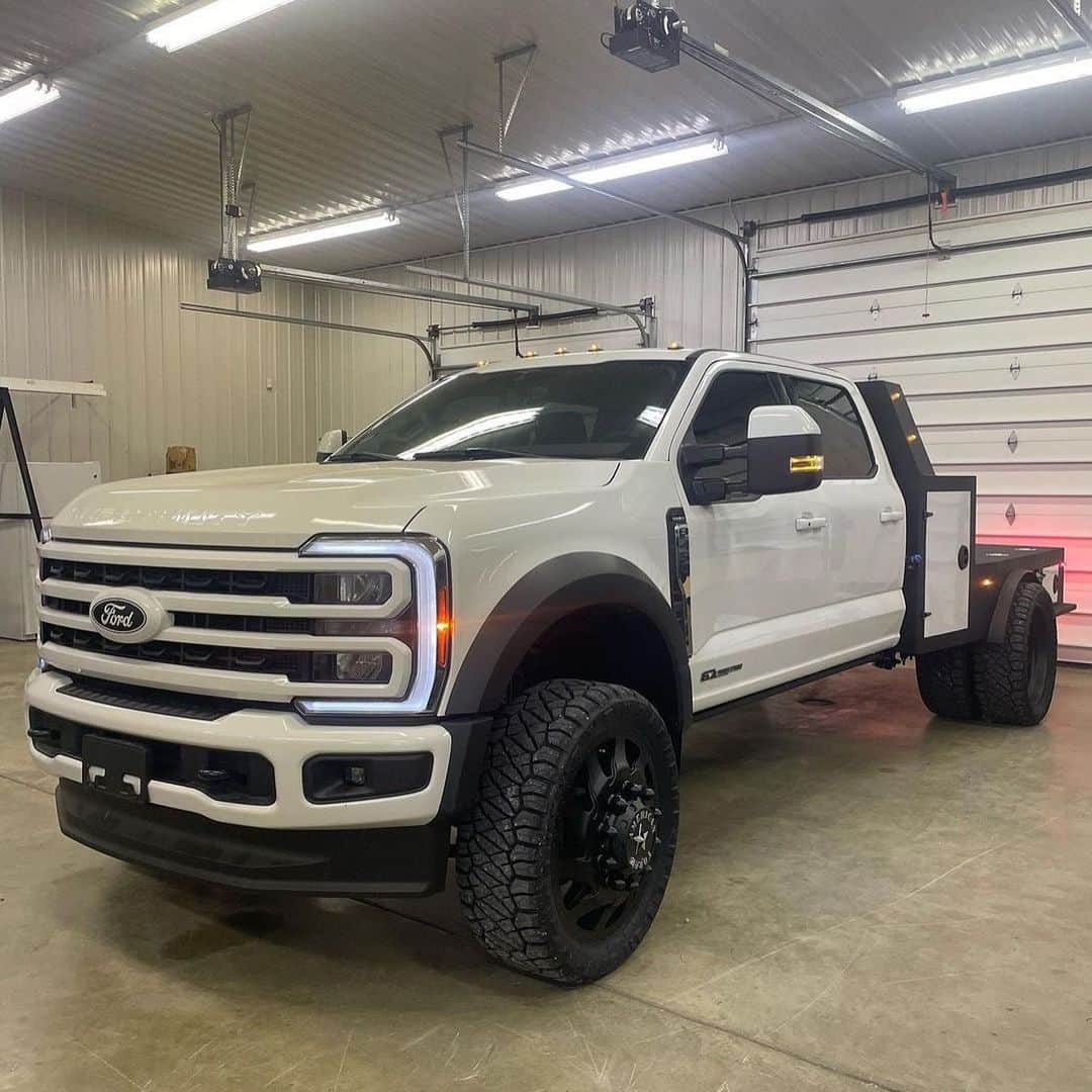 Truck Hubのインスタグラム：「Flatbed looking right on the 2023 F450 😤 -star white exterior/black interior  - leveling kit w/ @fox shocks - 24” @americanforcewheels  - 37” @nittotire  - @ampresearch power steps  - @hawkinsss56 flatbed  - Full paint match  - @paytonswindowtinting tint」
