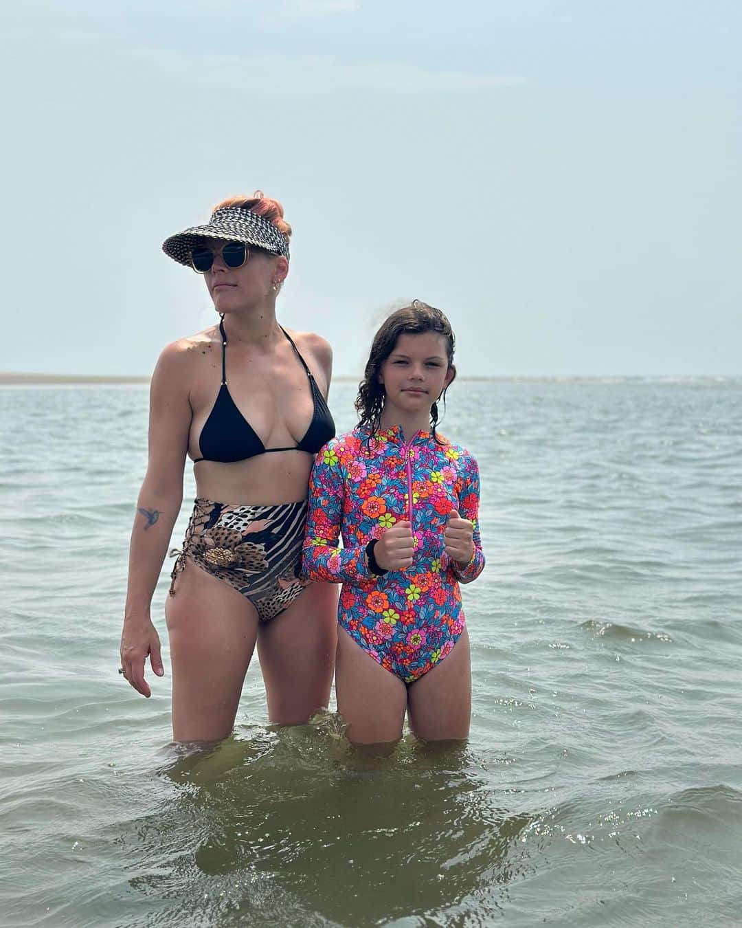 のインスタグラム：「1. the water heals also mom visors for life  2. the littlest and weirdest mermaid of all time and she’s my bff. 3. how i text @surefineokay now that she’s left me 4. duh. kinda obsessed that this is an actual headline? also note to self: @instacais and i should DEFINITELY (when we have 💰) hire a publicist for *our* podcast 😂😭🤷‍♀️ 5. oh hi 6. hiiiiiiiii 7. a painting of my friend’s beautiful home. 8. SO MANY PEOPLES HAVE ASKED SO the bathing suit is @hunza.g from @hampdenclothing and i BOUGHT IT! You can too!  9. obvi.」