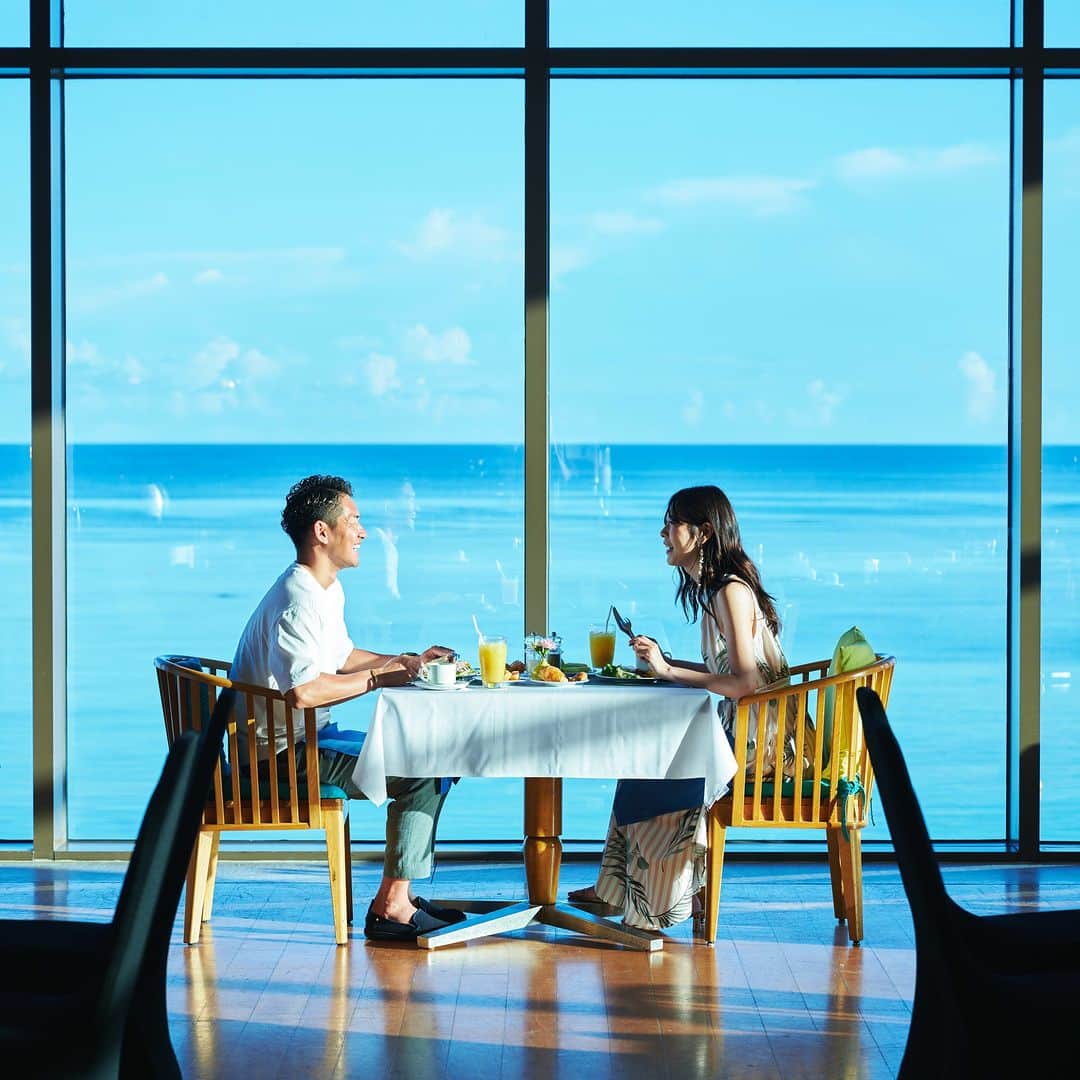 グアム政府観光局さんのインスタグラム写真 - (グアム政府観光局Instagram)「デュシタニグアムリゾート（Dusit Thani Guam Resort）にあるレストラン、「アクア」です。  アクアではグアムの料理はもちろん、各国の料理がビュッフェ形式で楽しめます。朝食ビュッフェもあり、綺麗な海を見ながら美味しい料理を堪能できます。  #hereweguam #Guam #グアム #insta #weekend #instagood #instaphoto #旅行 #海外旅行 #instaguam #アクア #デュシタニグアムリゾート #DusitThaniGuamResort #ビュッフェ #朝食ビュッフェ」7月25日 9時34分 - visitguam_jp