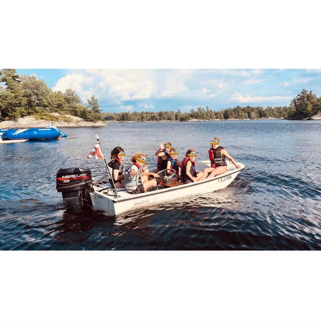 ライアン・ハンセンさんのインスタグラム写真 - (ライアン・ハンセンInstagram)「HOLY CANADIAN SUMMER!!!  🇨🇦🇨🇦🇨🇦☀️☀️☀️ One of my favorite places on this planet!  Love you @akiegelmann @mattkiegelmann 🧙‍♂️🧙‍♀️」7月25日 9時38分 - hiryanhansen