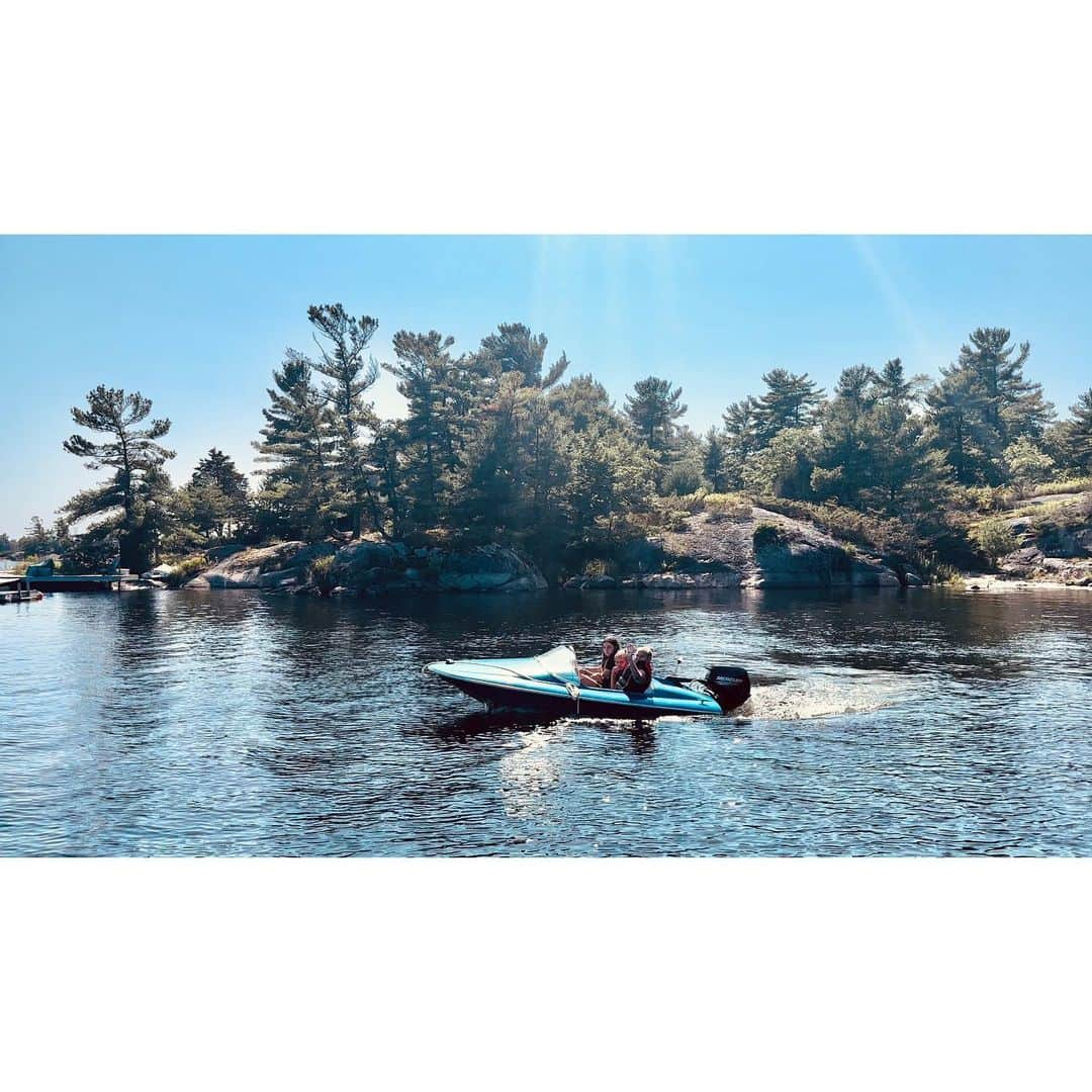 ライアン・ハンセンさんのインスタグラム写真 - (ライアン・ハンセンInstagram)「HOLY CANADIAN SUMMER!!!  🇨🇦🇨🇦🇨🇦☀️☀️☀️ One of my favorite places on this planet!  Love you @akiegelmann @mattkiegelmann 🧙‍♂️🧙‍♀️」7月25日 9時38分 - hiryanhansen